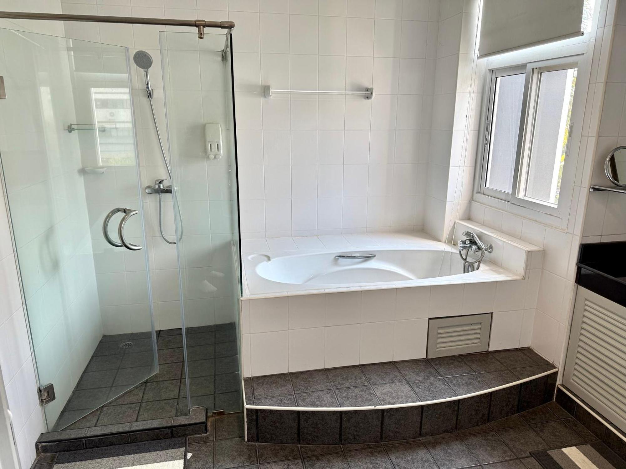Samsen Spacious 2br Contemporary Thai Style Apartment *