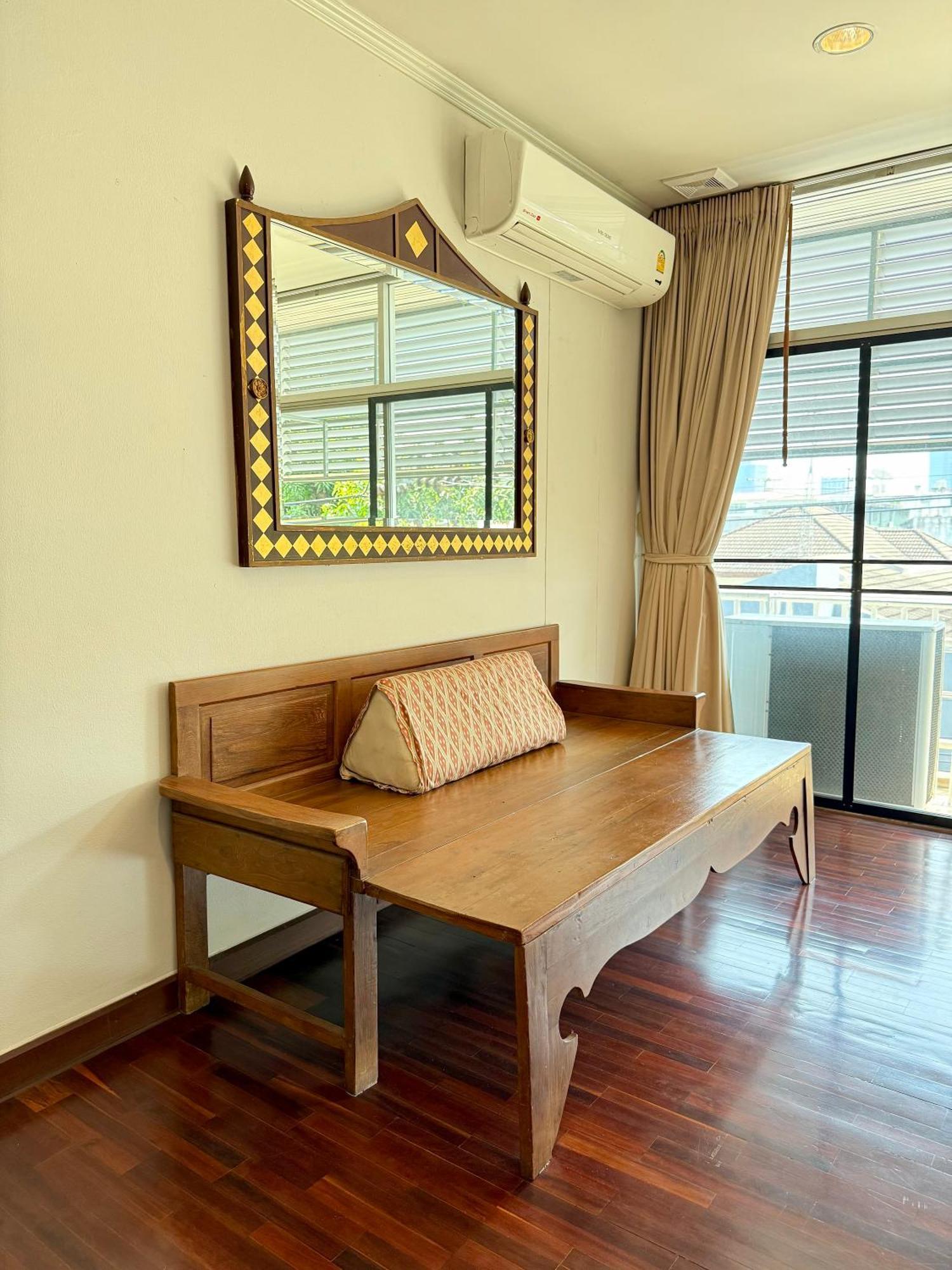 Apartment Samsen Spacious 2br Contemporary Thai Style