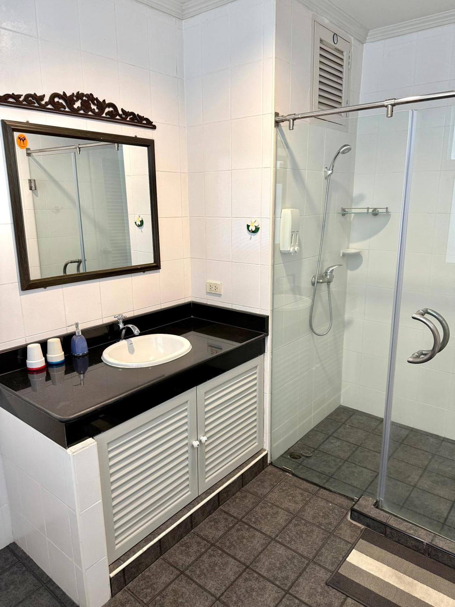 Samsen Spacious 2br Contemporary Thai Style Apartment Bangkok