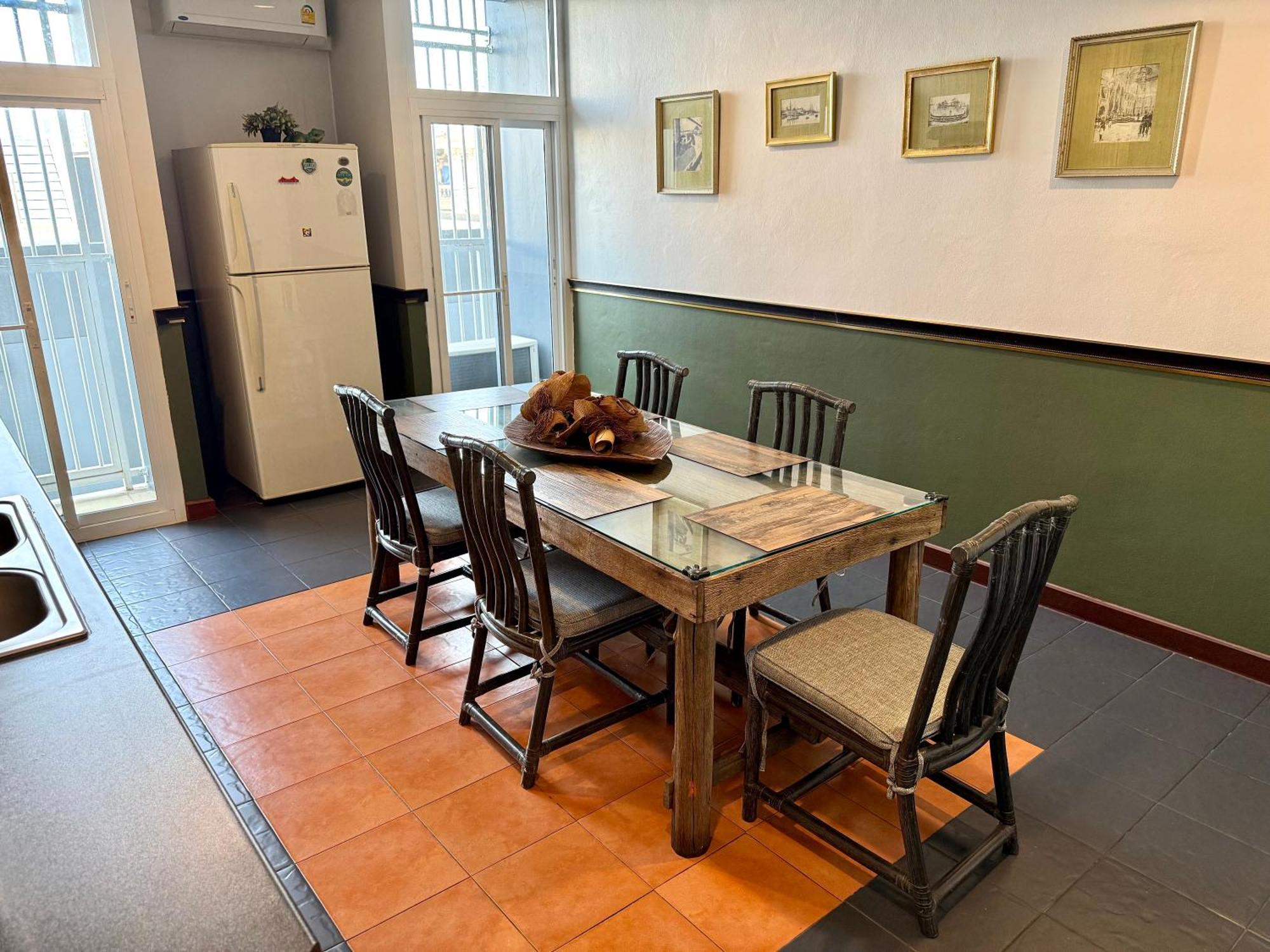 Samsen Spacious 2br Contemporary Thai Style Apartment *