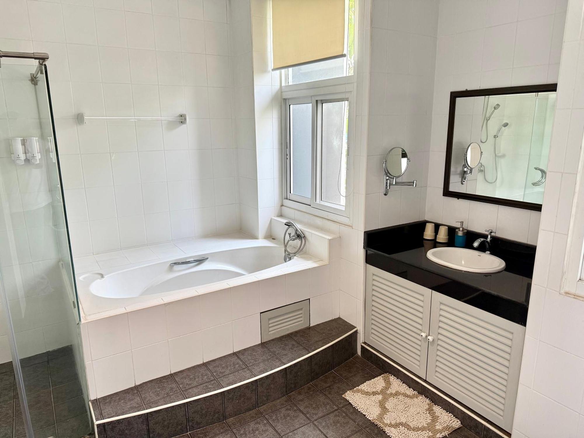 Samsen Spacious 2br Contemporary Thai Style Apartment Bangkok