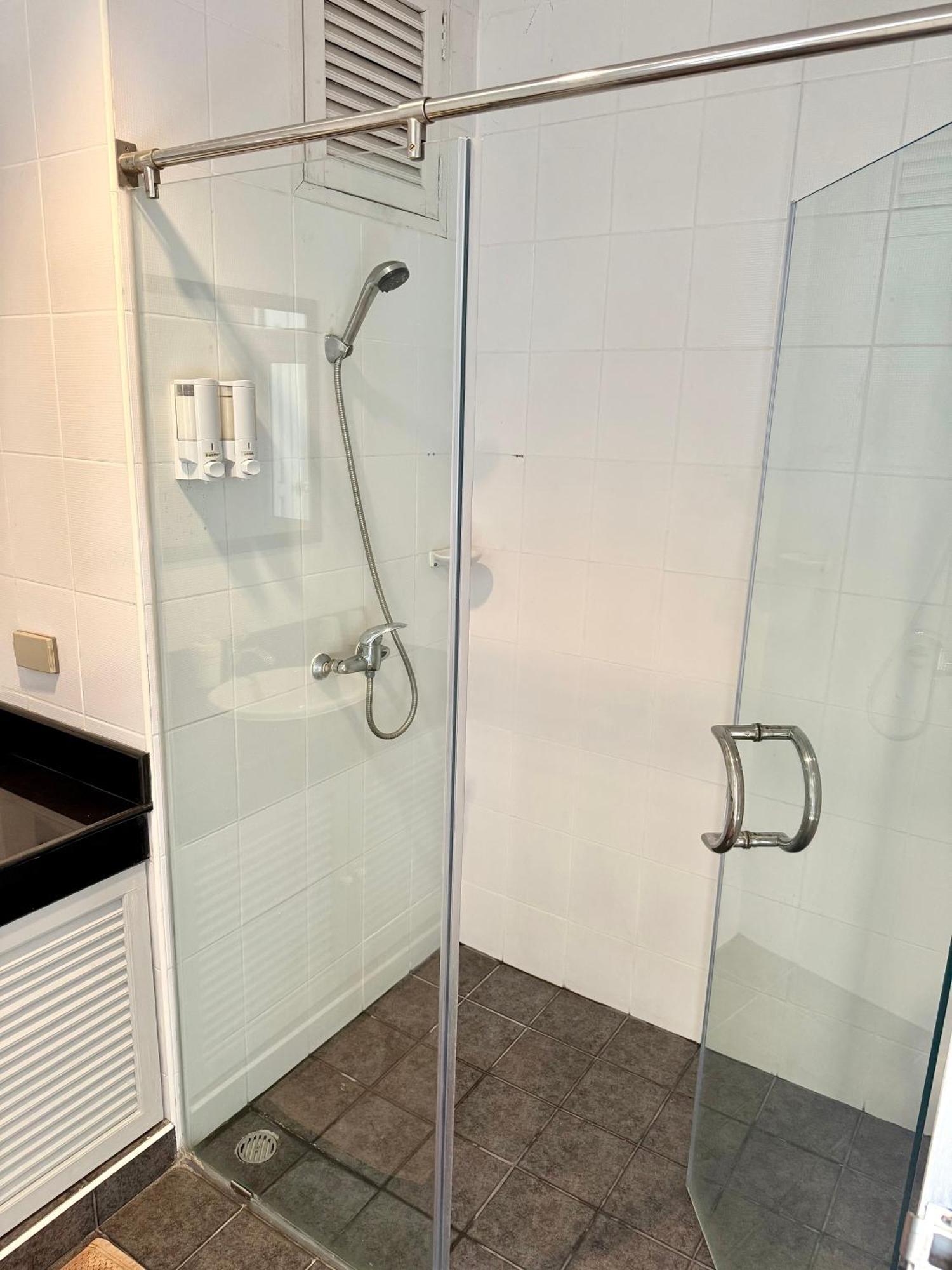 Samsen Spacious 2br Contemporary Thai Style Apartment