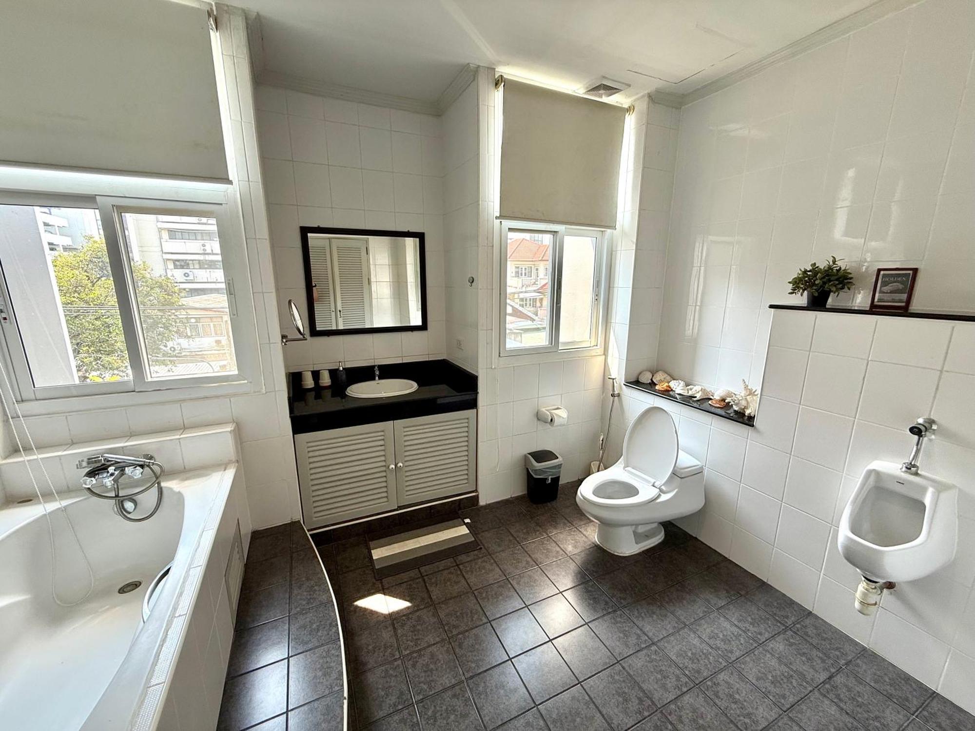 Samsen Spacious 2br Contemporary Thai Style Apartment Bangkok