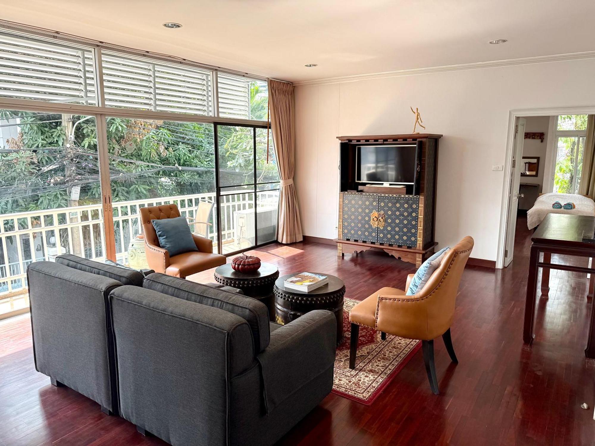Apartment Samsen Spacious 2br Contemporary Thai Style
