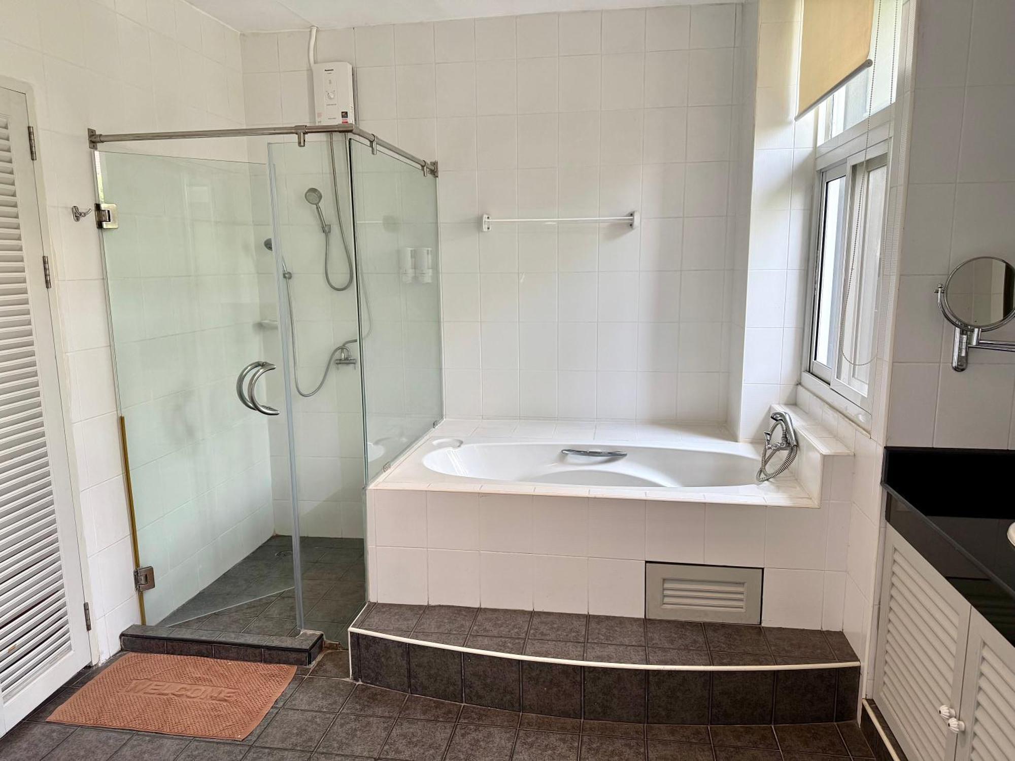 Samsen Spacious 2br Contemporary Thai Style Apartment