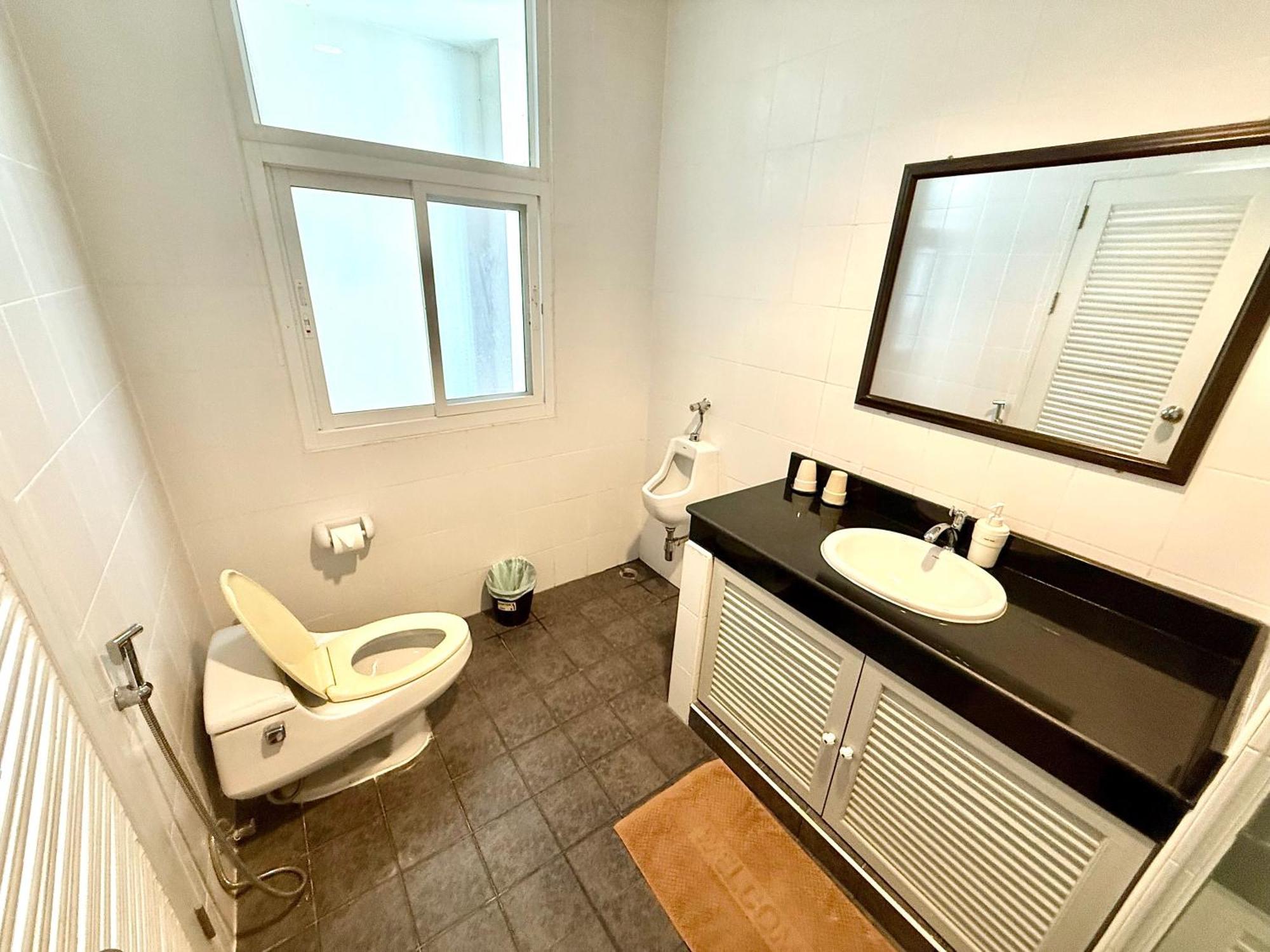 Samsen Spacious 2br Contemporary Thai Style Apartment Bangkok