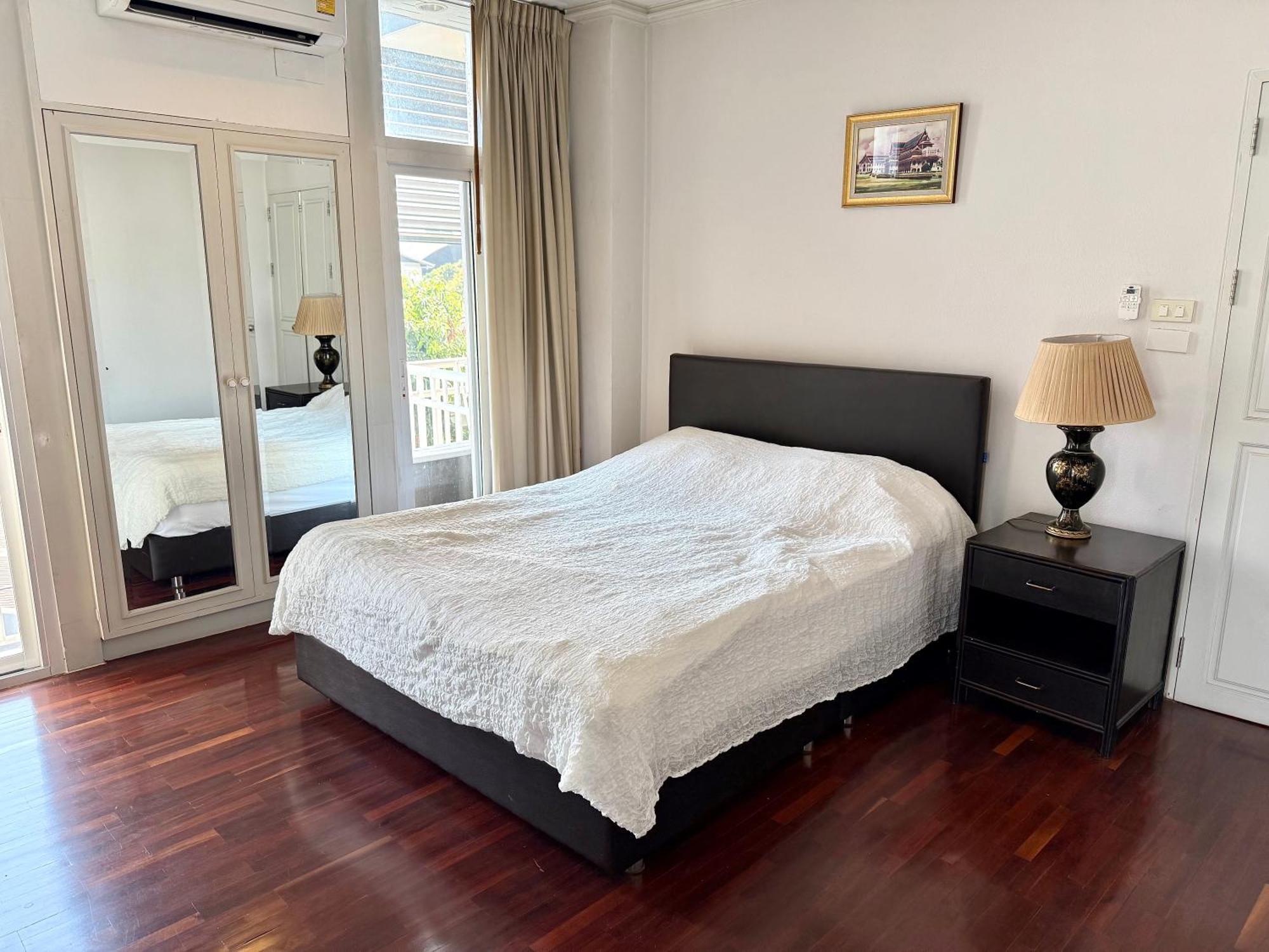 Samsen Spacious 2br Contemporary Thai Style Apartment *