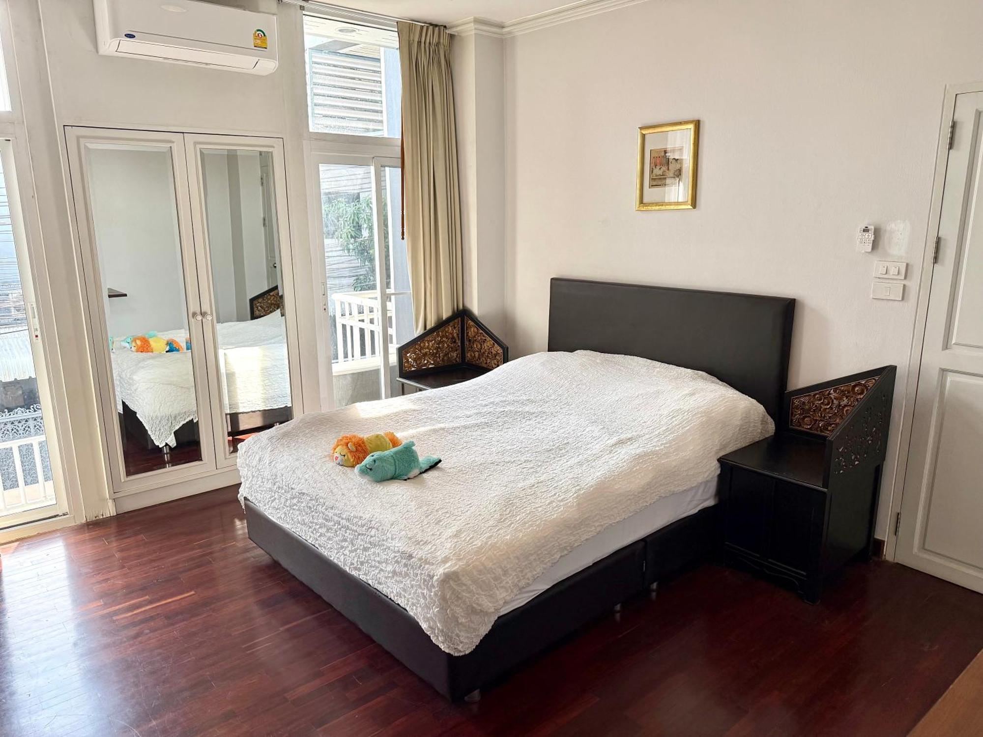 Samsen Spacious 2br Contemporary Thai Style Apartment Bangkok