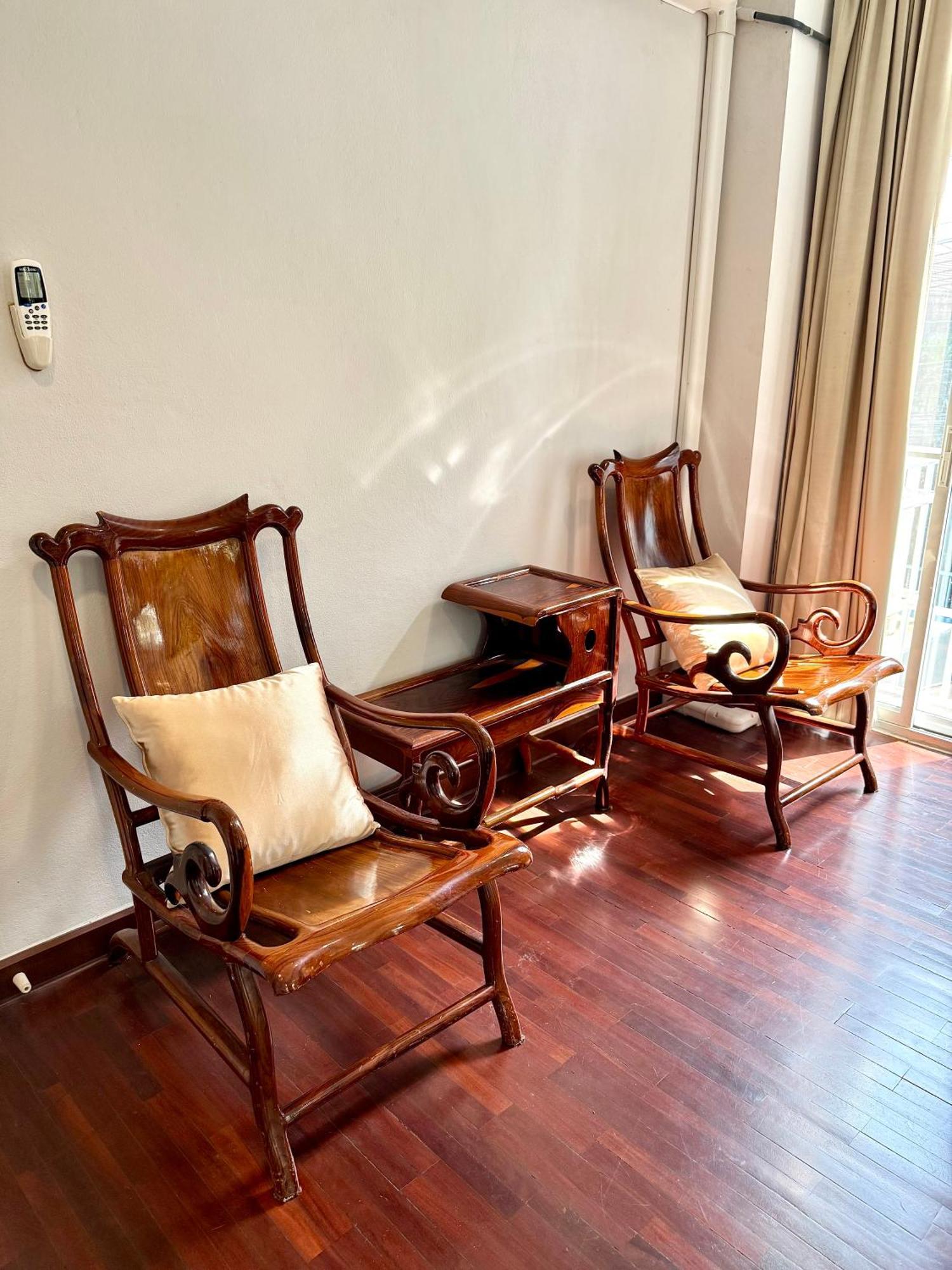 Samsen Spacious 2br Contemporary Thai Style Apartment Bangkok