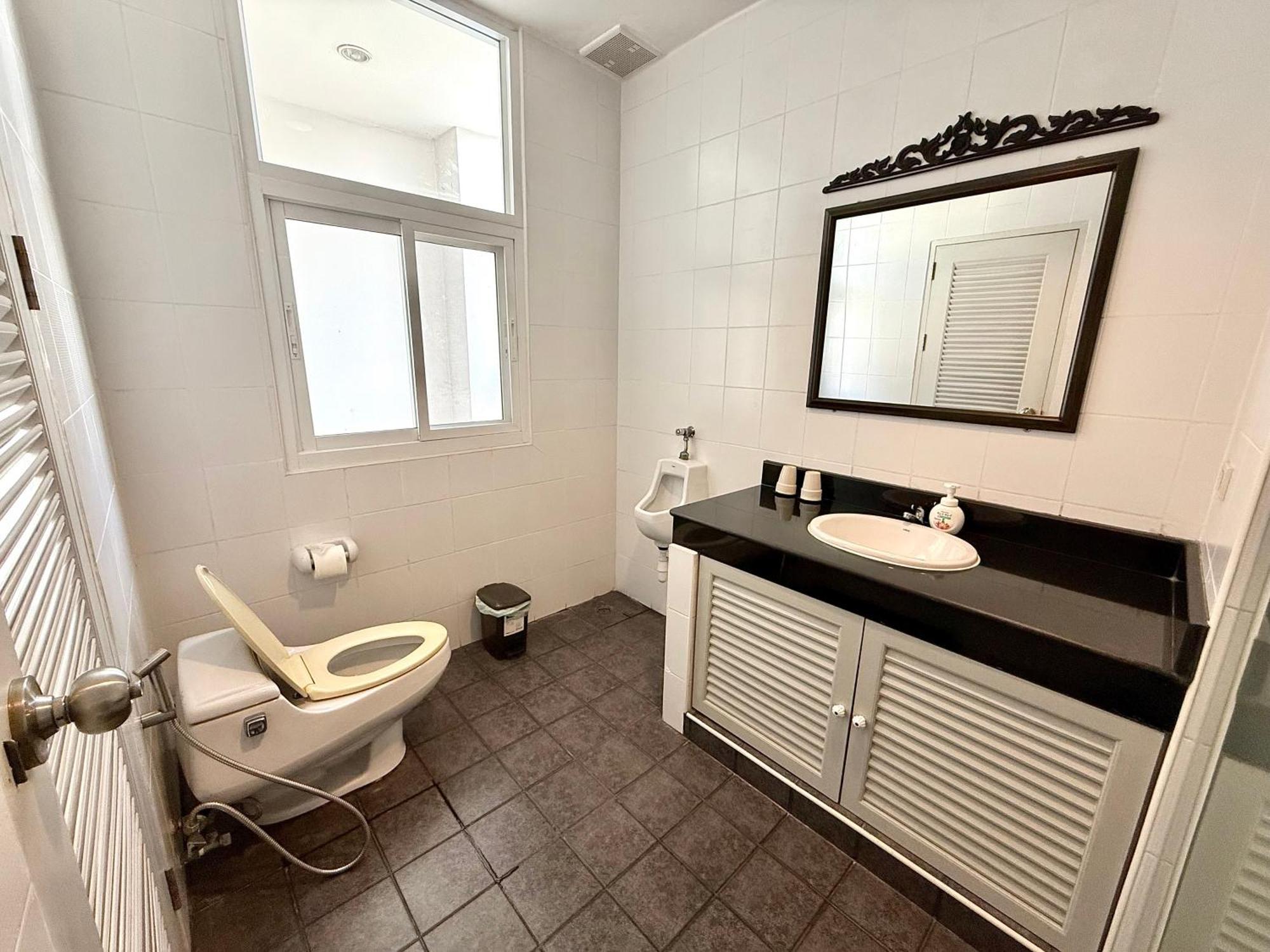 Apartment Samsen Spacious 2br Contemporary Thai Style Bangkok