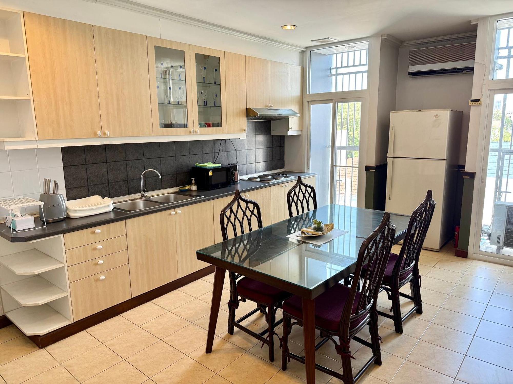 Samsen Spacious 2br Contemporary Thai Style Apartment *