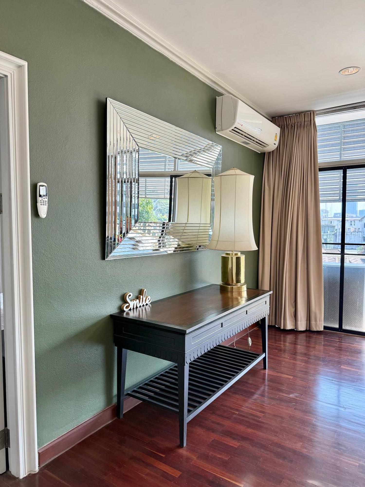 Samsen Spacious 2br Contemporary Thai Style Apartment