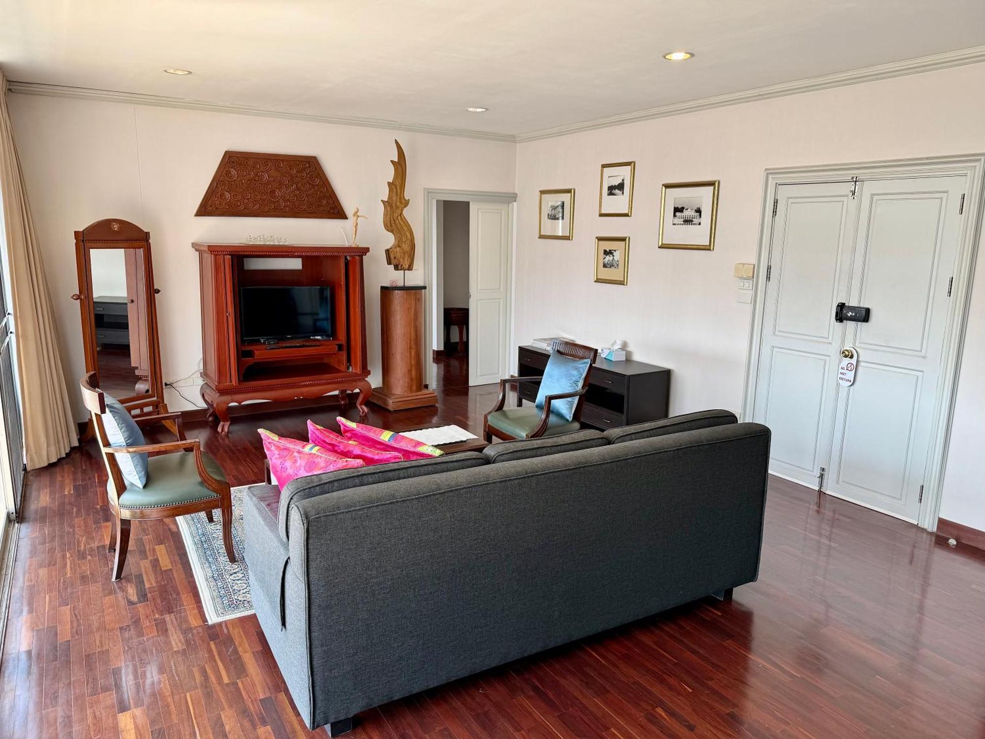 Samsen Spacious 2br Contemporary Thai Style Apartment Bangkok