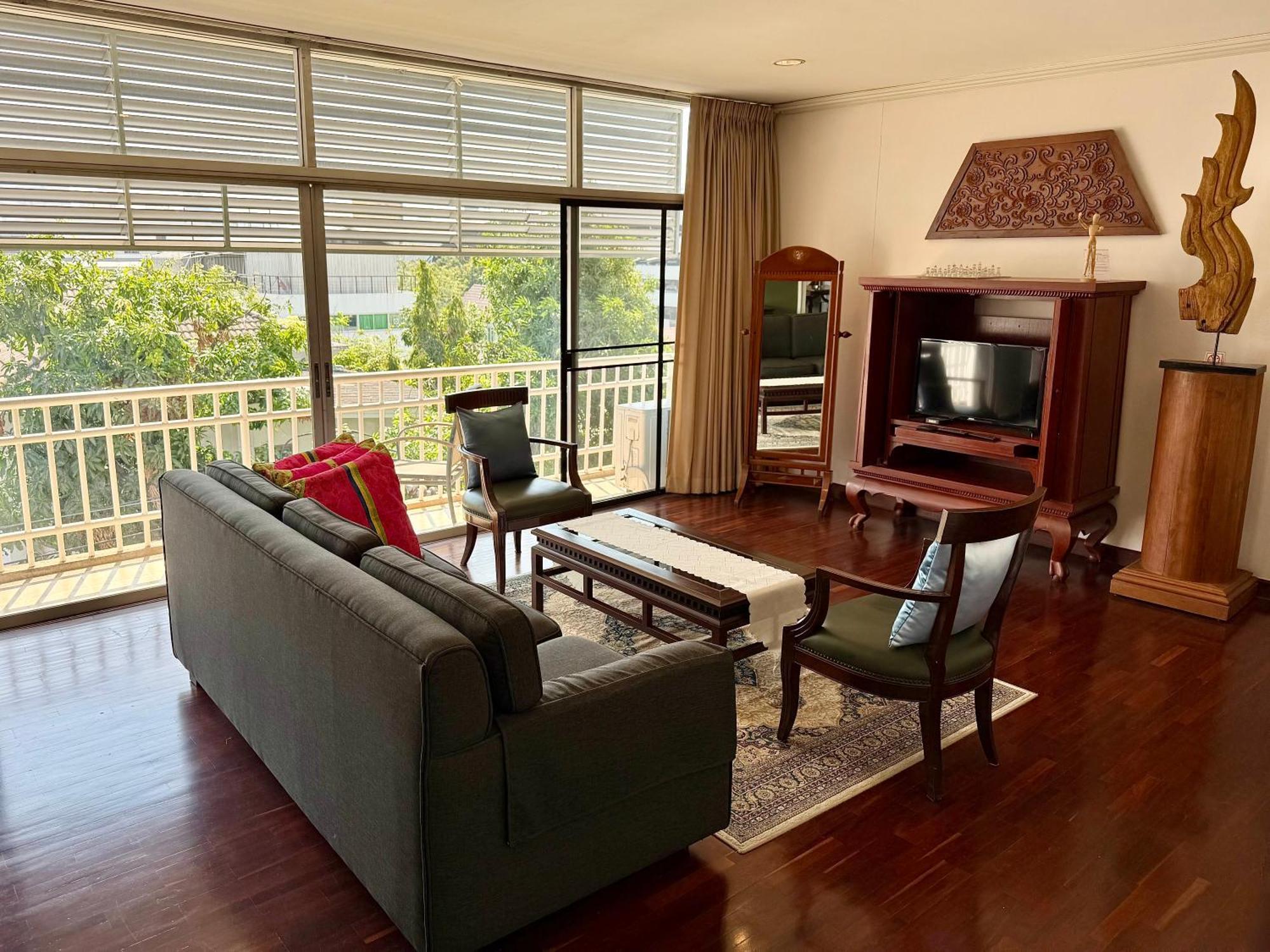 Apartment Samsen Spacious 2br Contemporary Thai Style Bangkok
