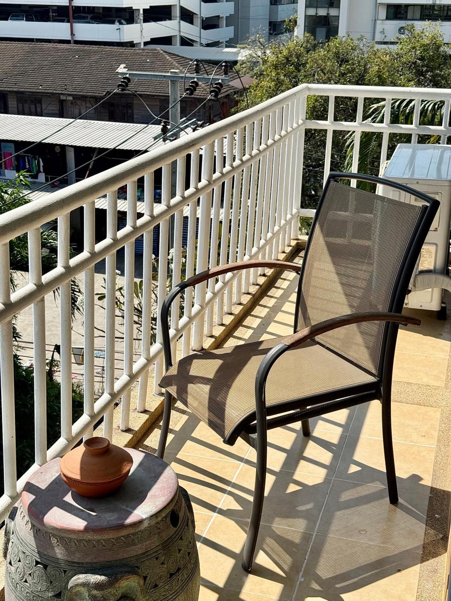 Samsen Spacious 2br Contemporary Thai Style Apartment Bangkok