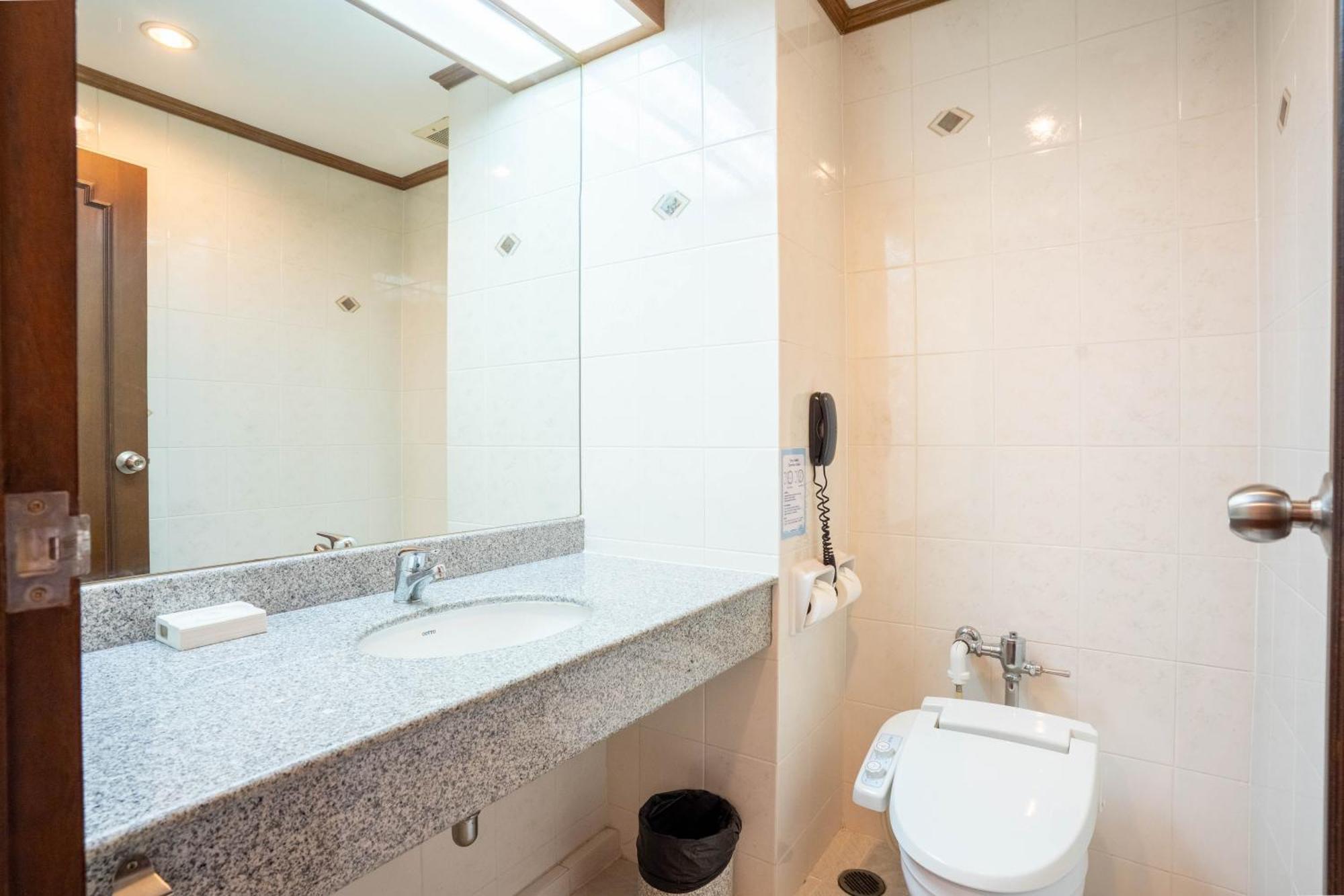Journeyhub Sukhumvit 26, - Formerly St Hotel Bangkok