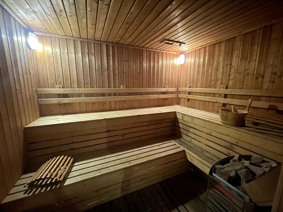 Apartment With Train Access - Luxurious & Cozy *