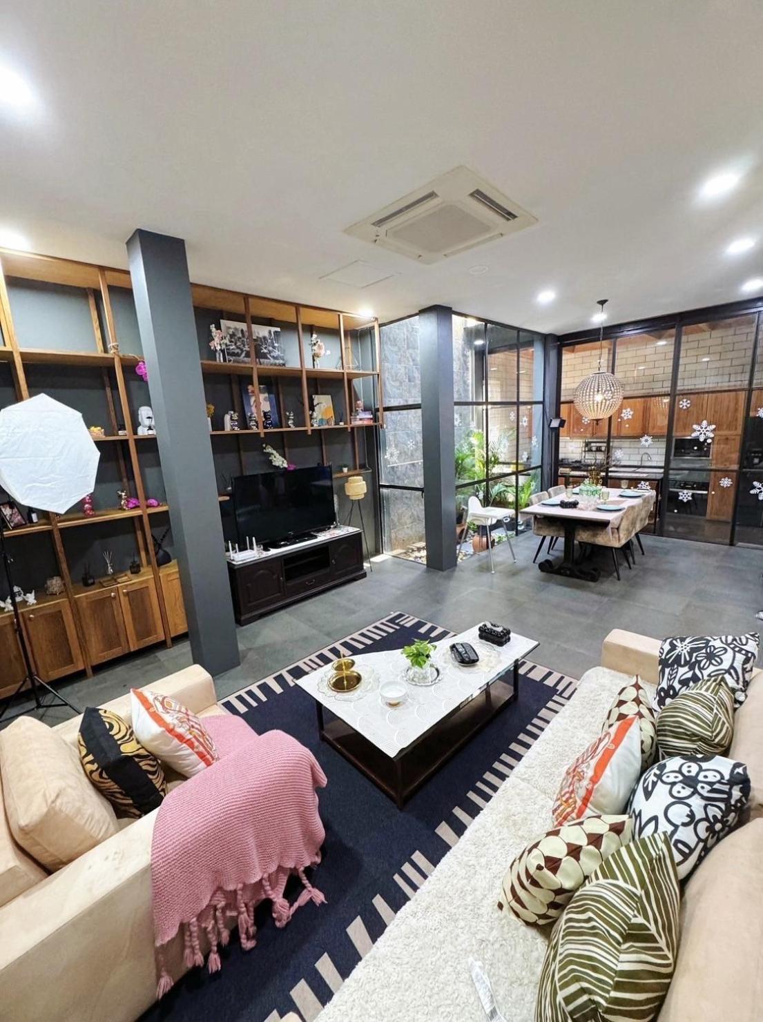 Thailand Core Business District 3b3b Duplex Private House Family Cooking Smoking Nursery