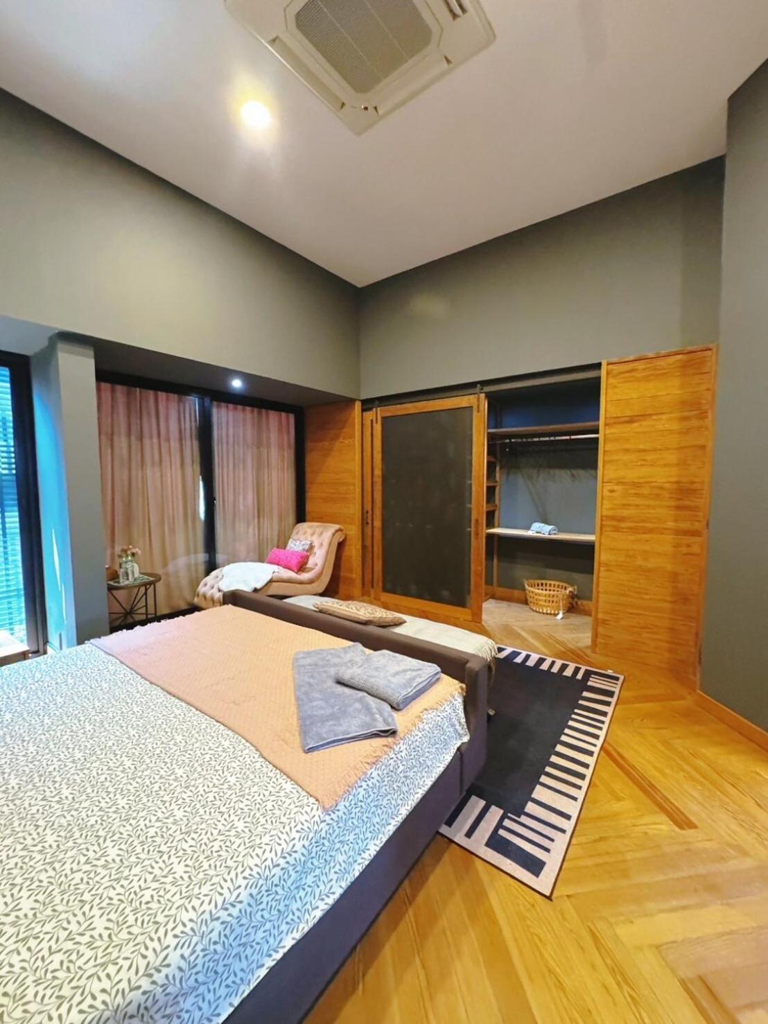 Thailand Core Business District 3b3b Duplex Private House Family Cooking Smoking Nursery