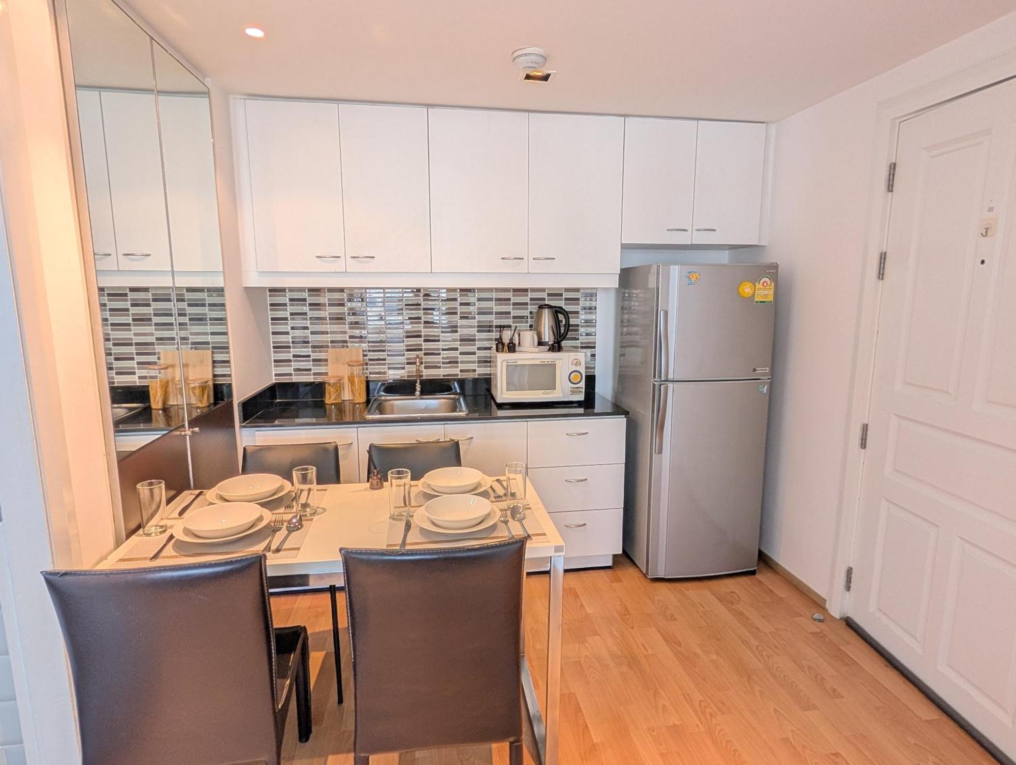 Executive 2 Bed Nana Bts 100m Skyline *