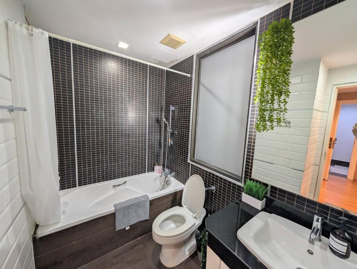 High Floor Great View 2br 2ba 3 Mins To Nana Bts Apartment *