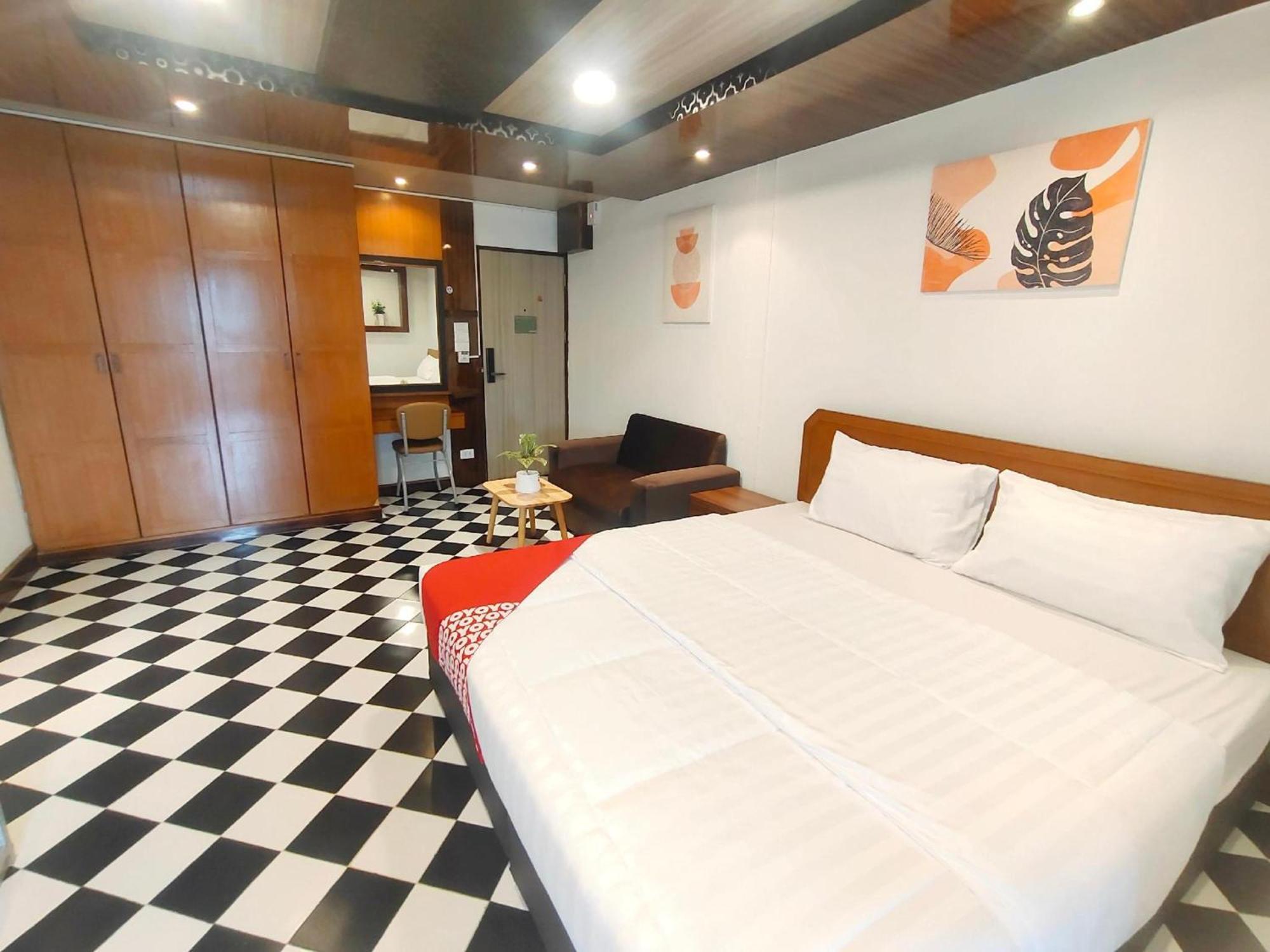 Oyo 75446 Travis Inthamara 49 Hotel Bangkok