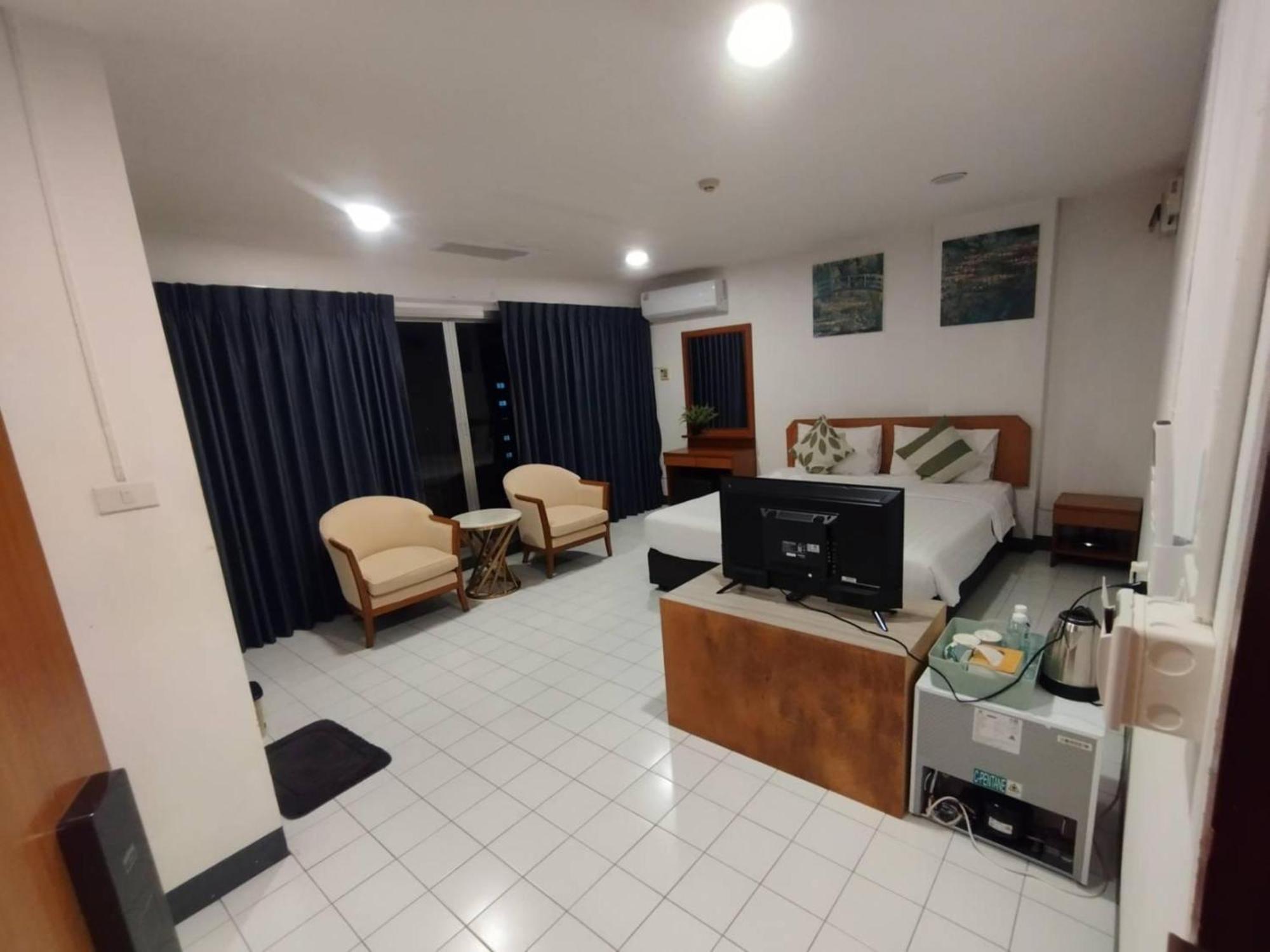 Oyo 75446 Travis Inthamara 49 Hotel Bangkok