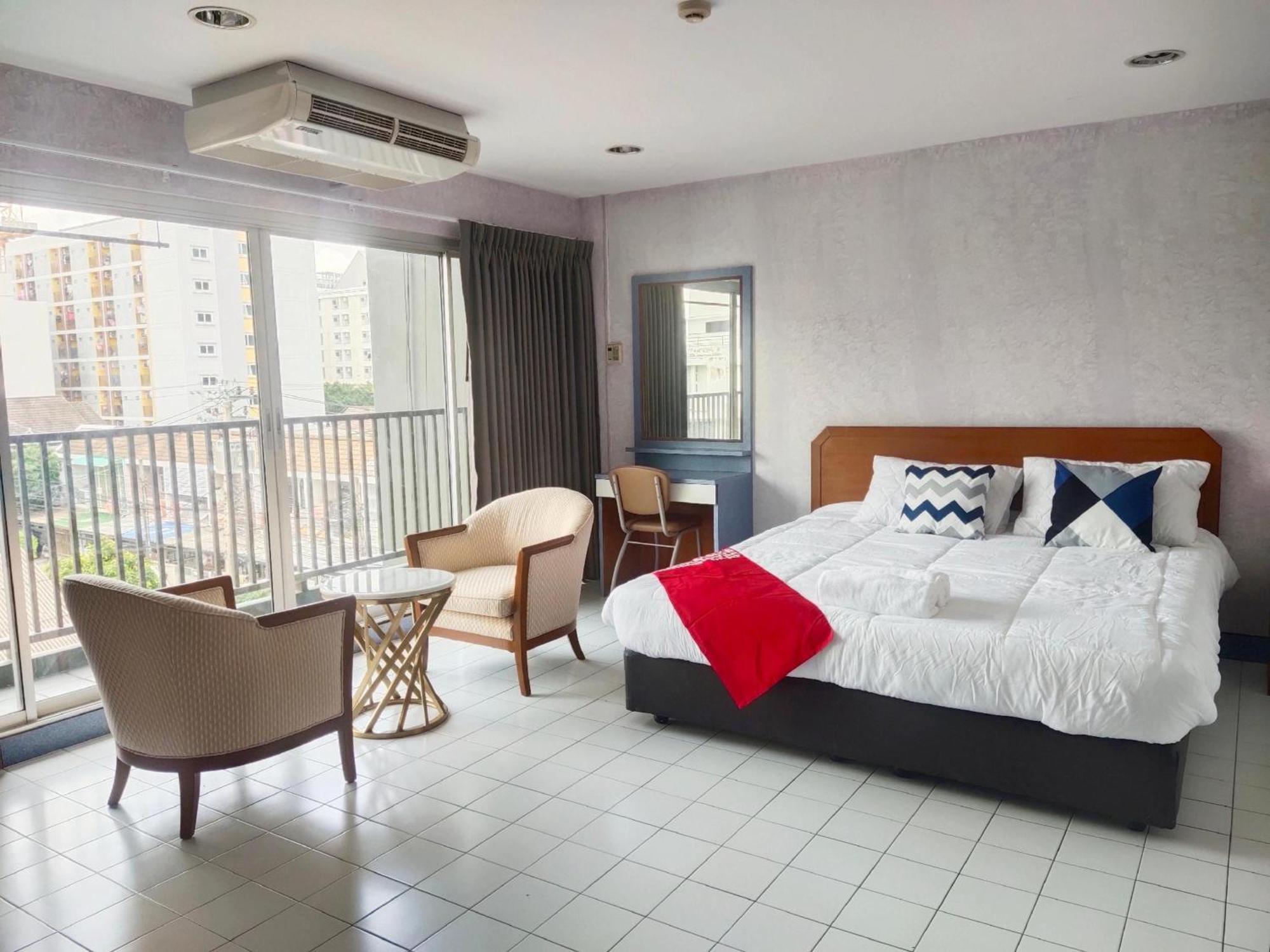 Oyo 75446 Travis Inthamara 49 Hotel Bangkok