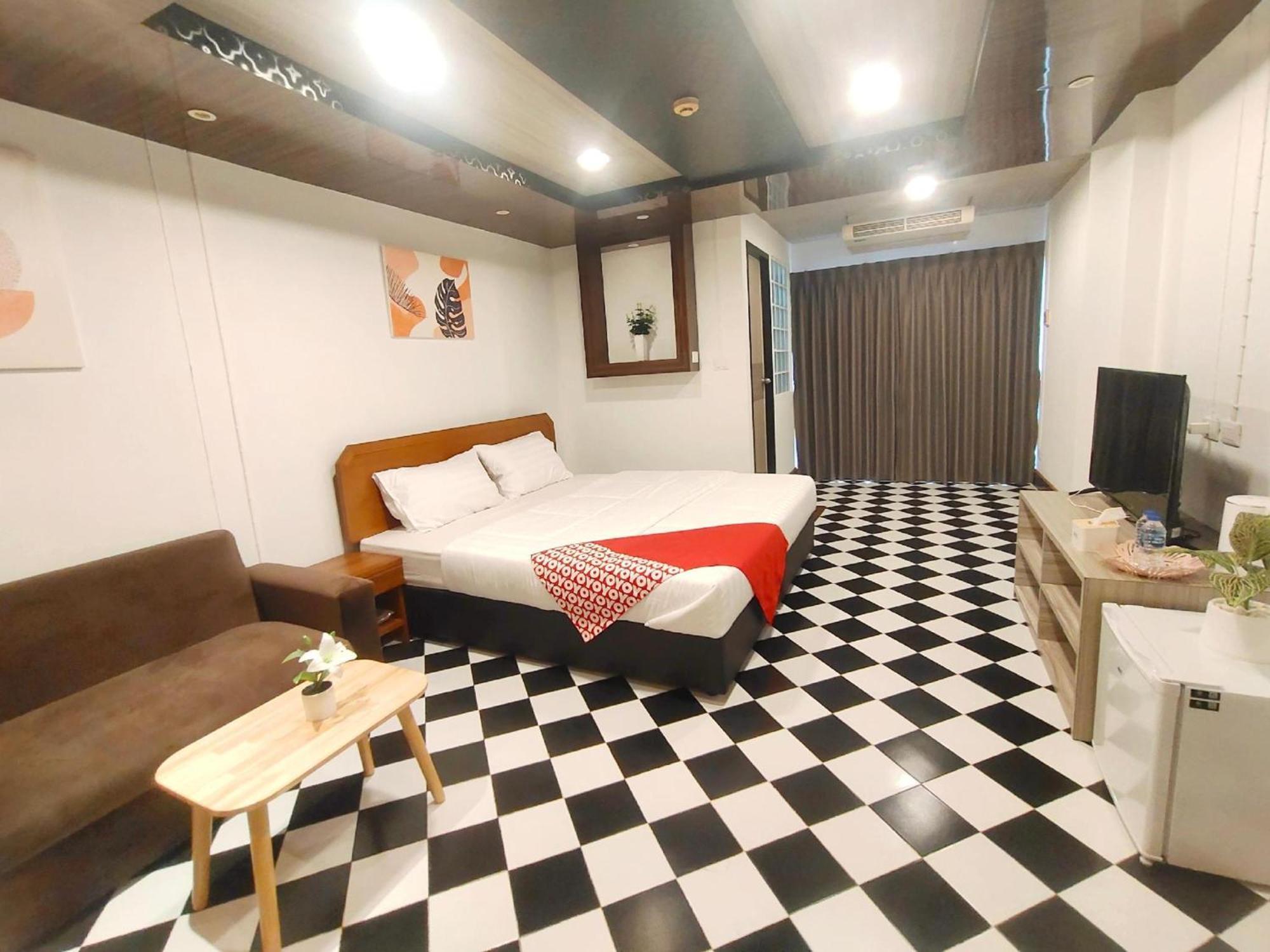 Oyo 75446 Travis Inthamara 49 Hotel Bangkok