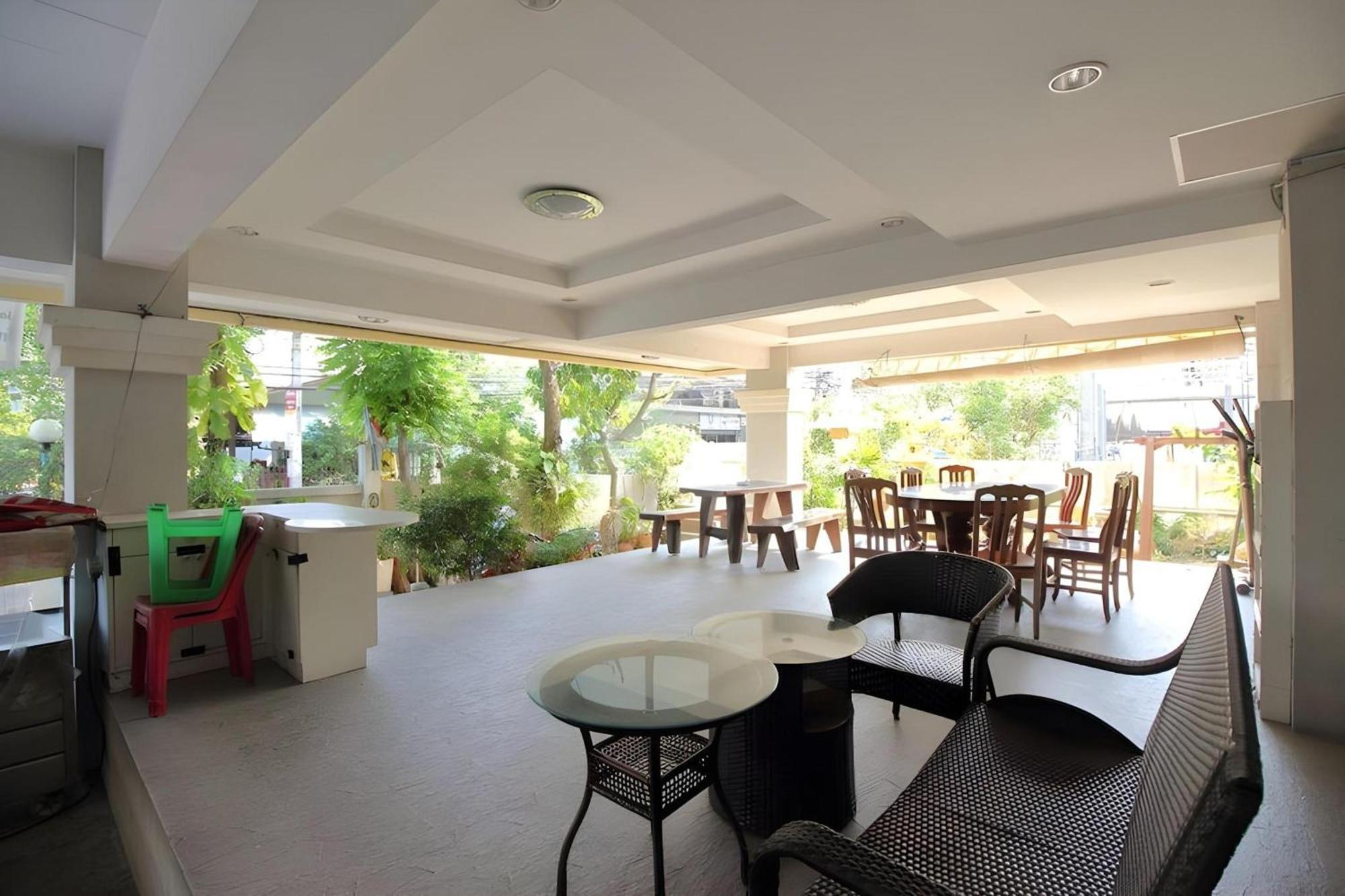 Super Oyo 498 Ladawan Hotel