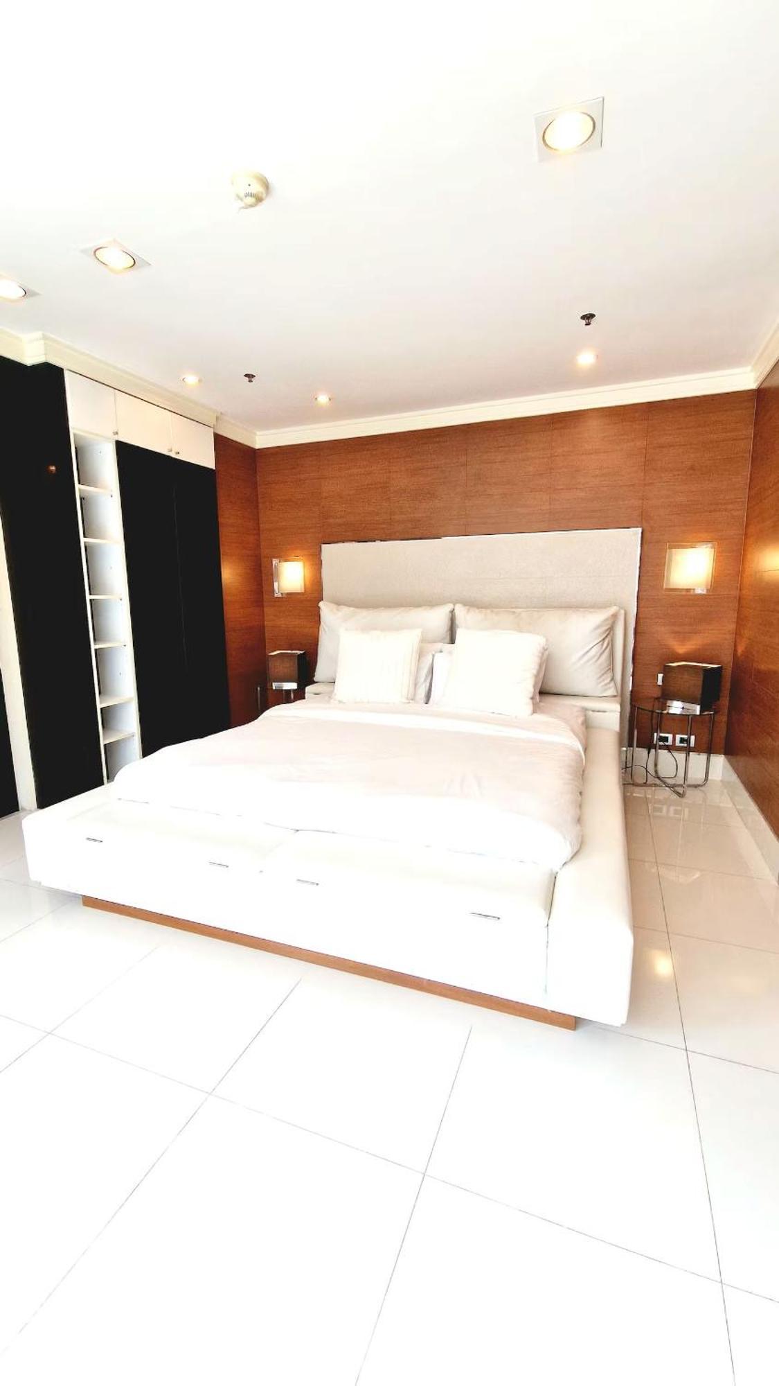 Extremely Spacious Cool Asoke Sleeps 8 Apartment Bangkok