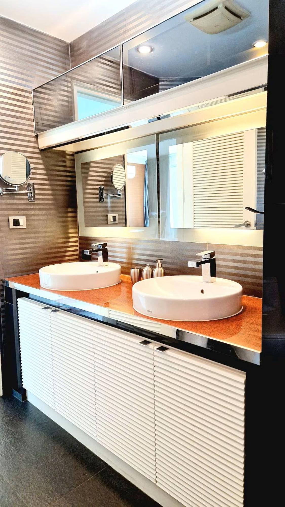 Extremely Spacious Cool Asoke Sleeps 8 Apartment *