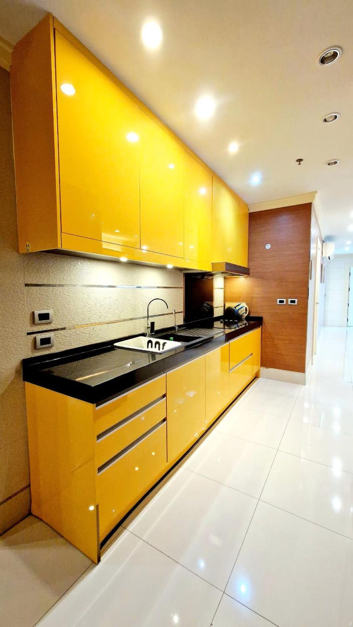 Extremely Spacious Cool Asoke Sleeps 8 Apartment