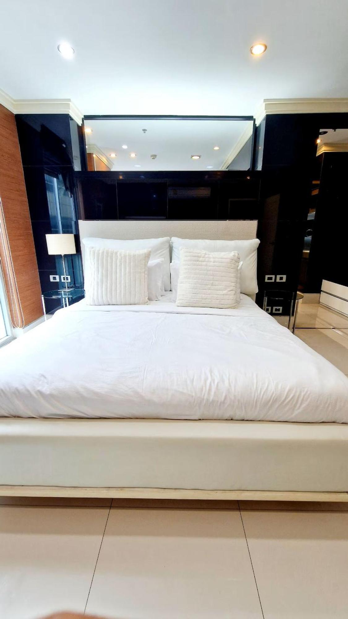 Extremely Spacious Cool Asoke Sleeps 8 Apartment *