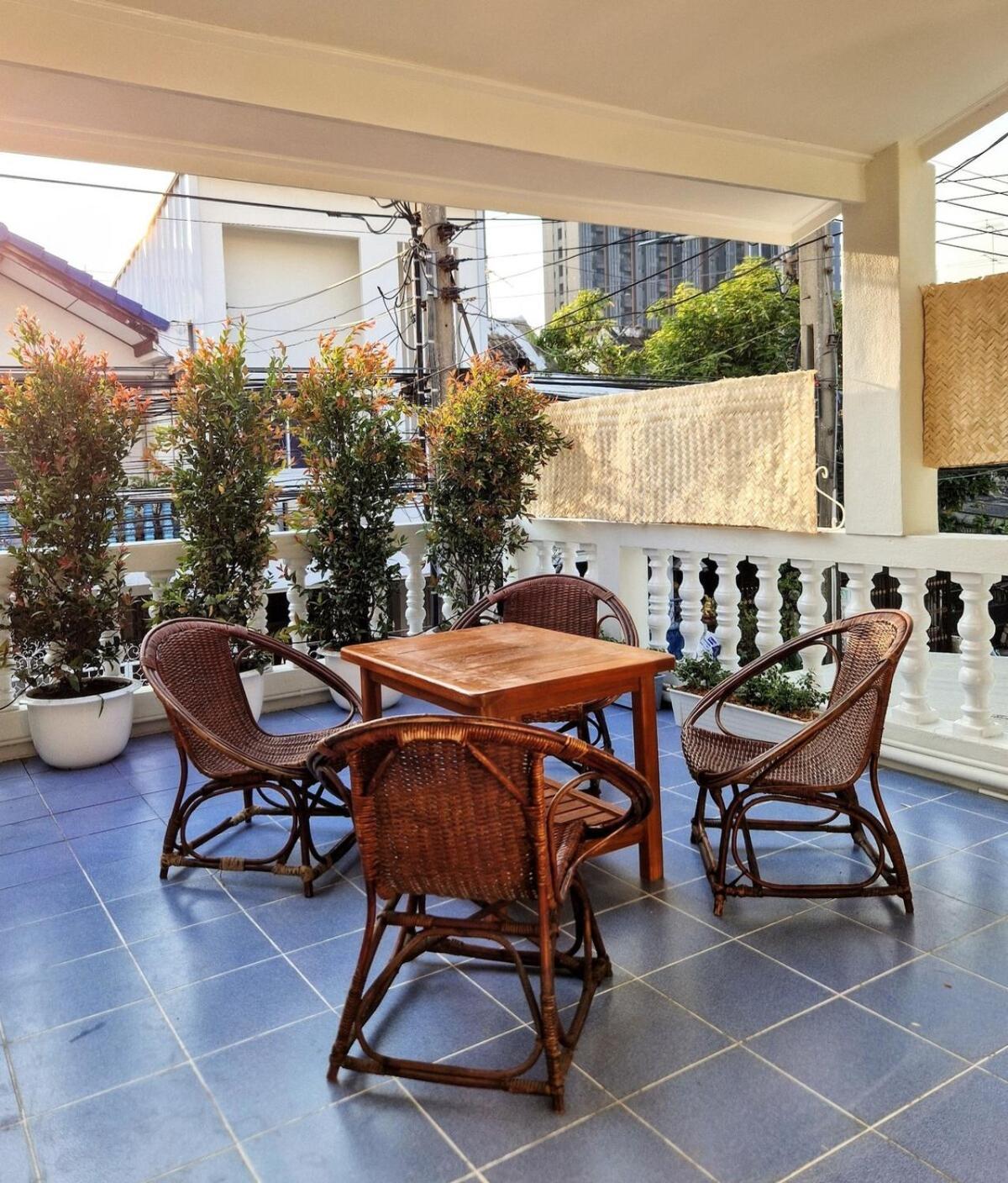 Townhouse - 5min Walk To Bts Punnawithi Holiday home *