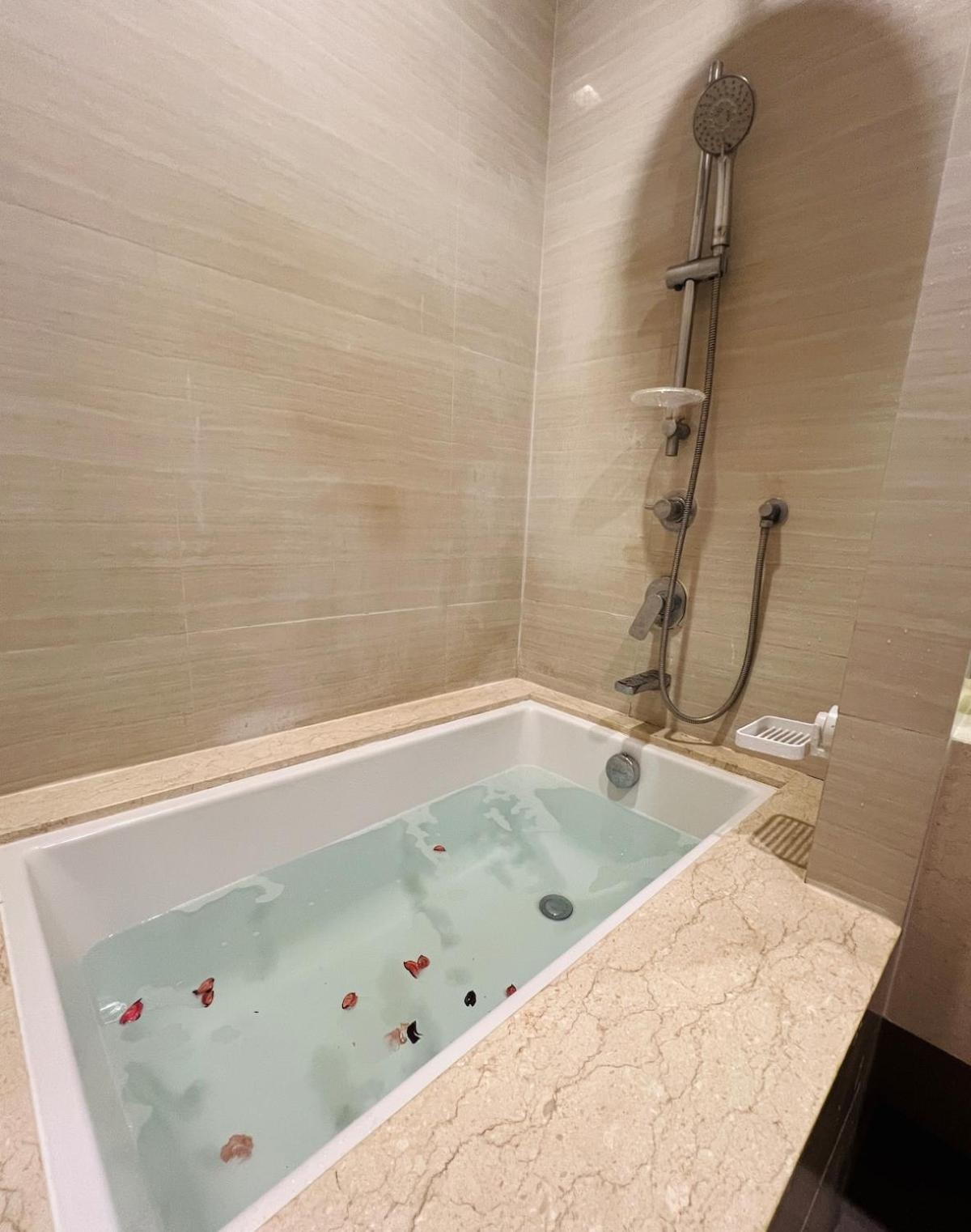 Apartment Phrom Phong 1br Luxe With Pool Gym Park Center