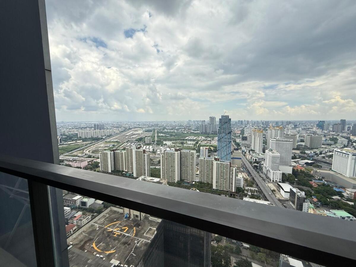 Apartment Luxury Amenities And View