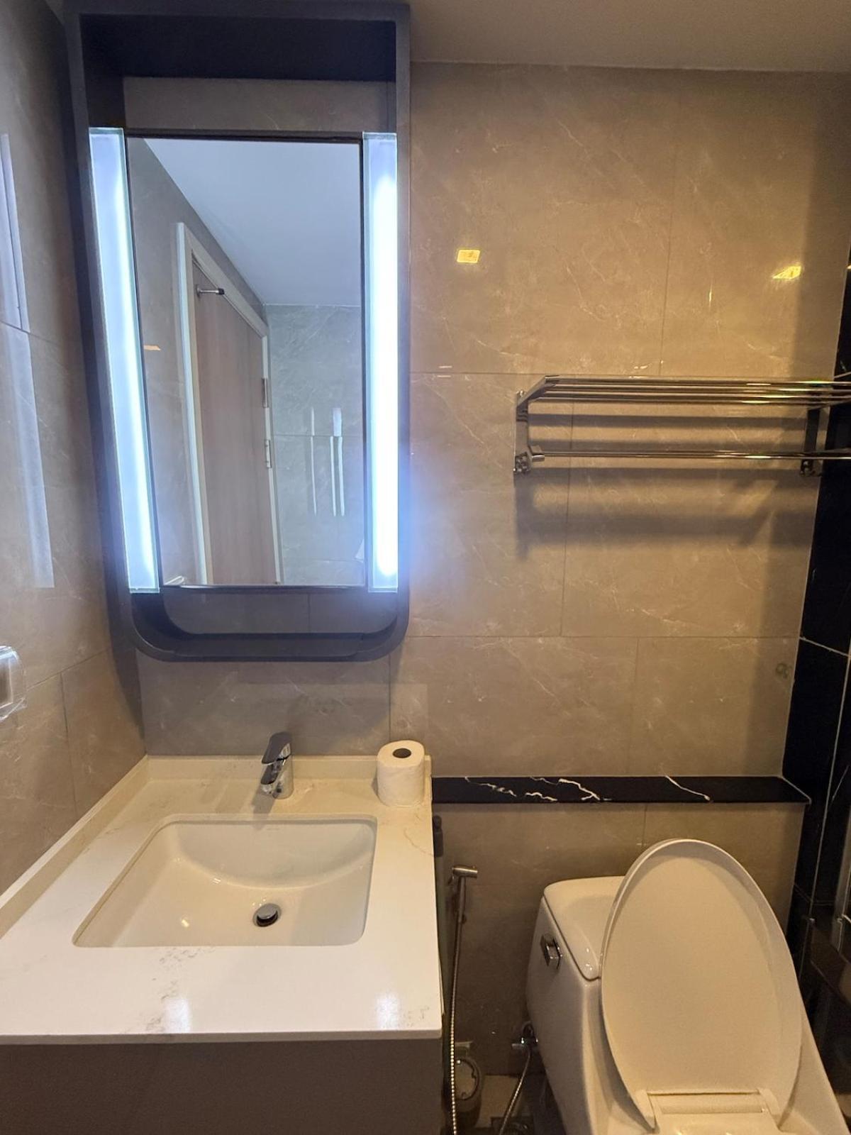 Apartment Luxury Amenities And View