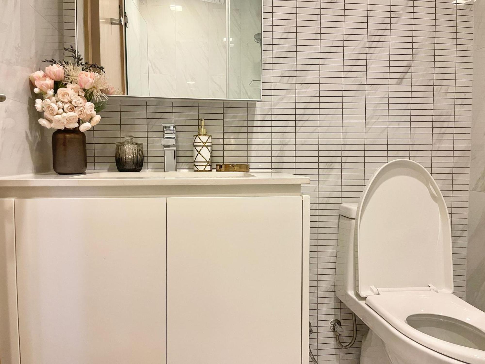 Luxury Sukhumvit Asoke Nana 65 Sqm Sleeps 4 Apartment *