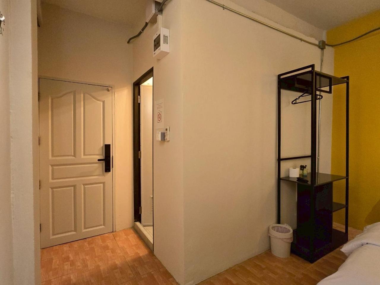 Hostel Lhong Krung *