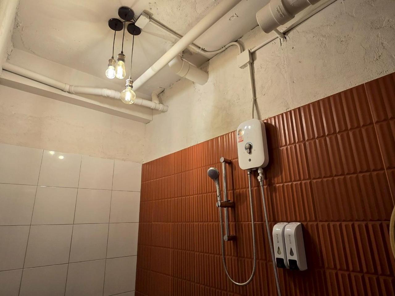 Hostel Lhong Krung *