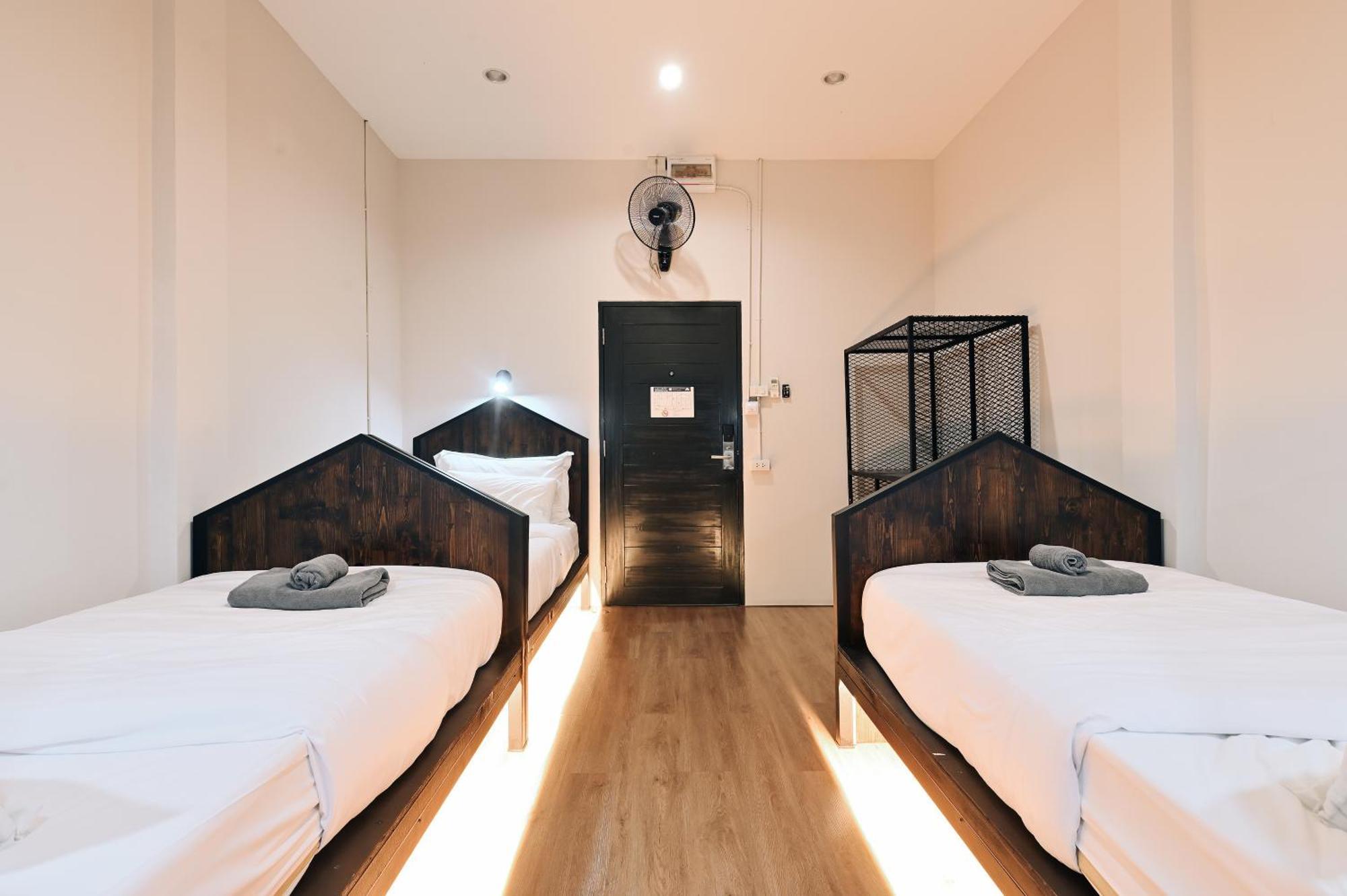 Castle Black Hostel *