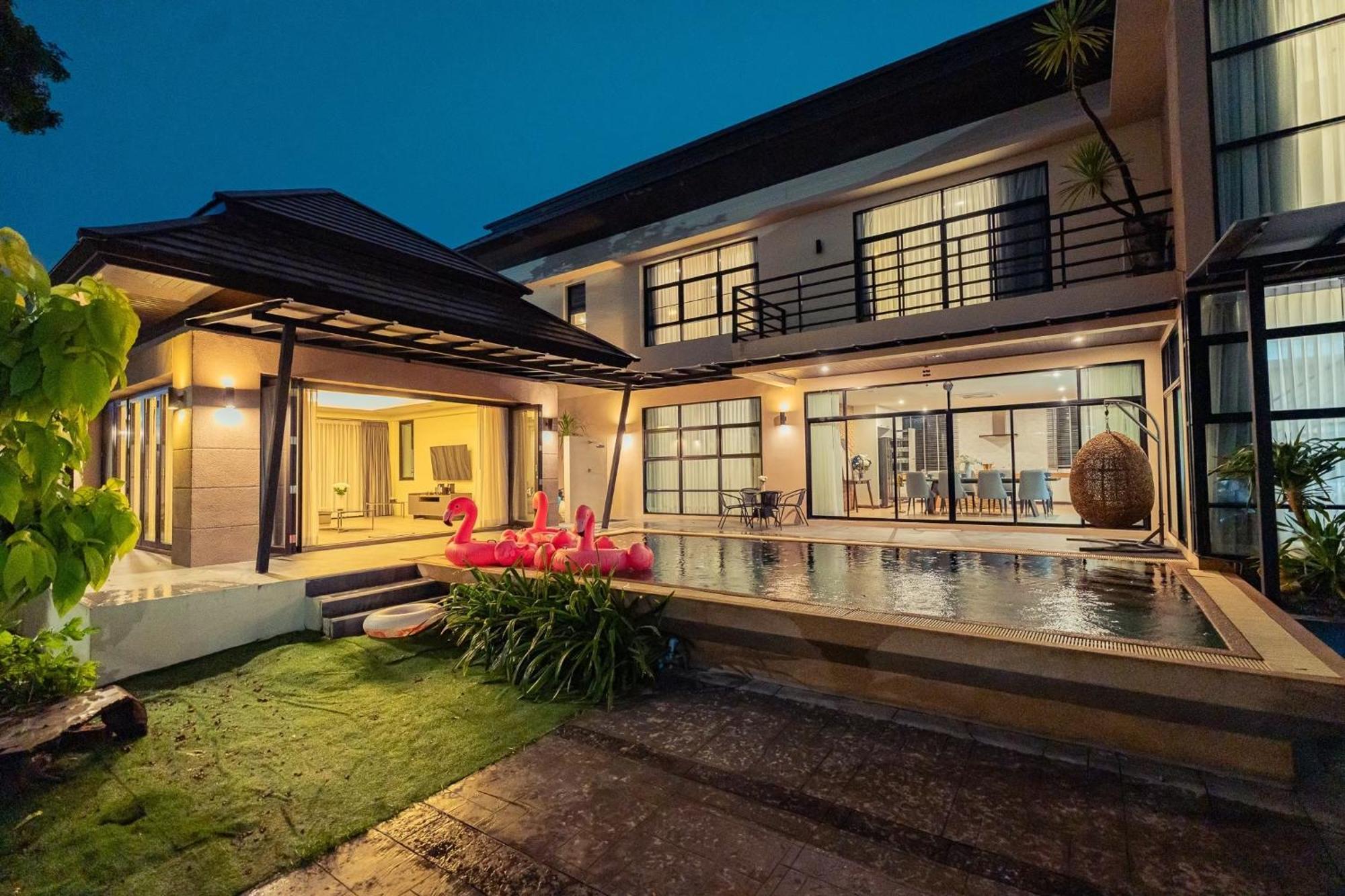 Villa Luxury Pool 77 *