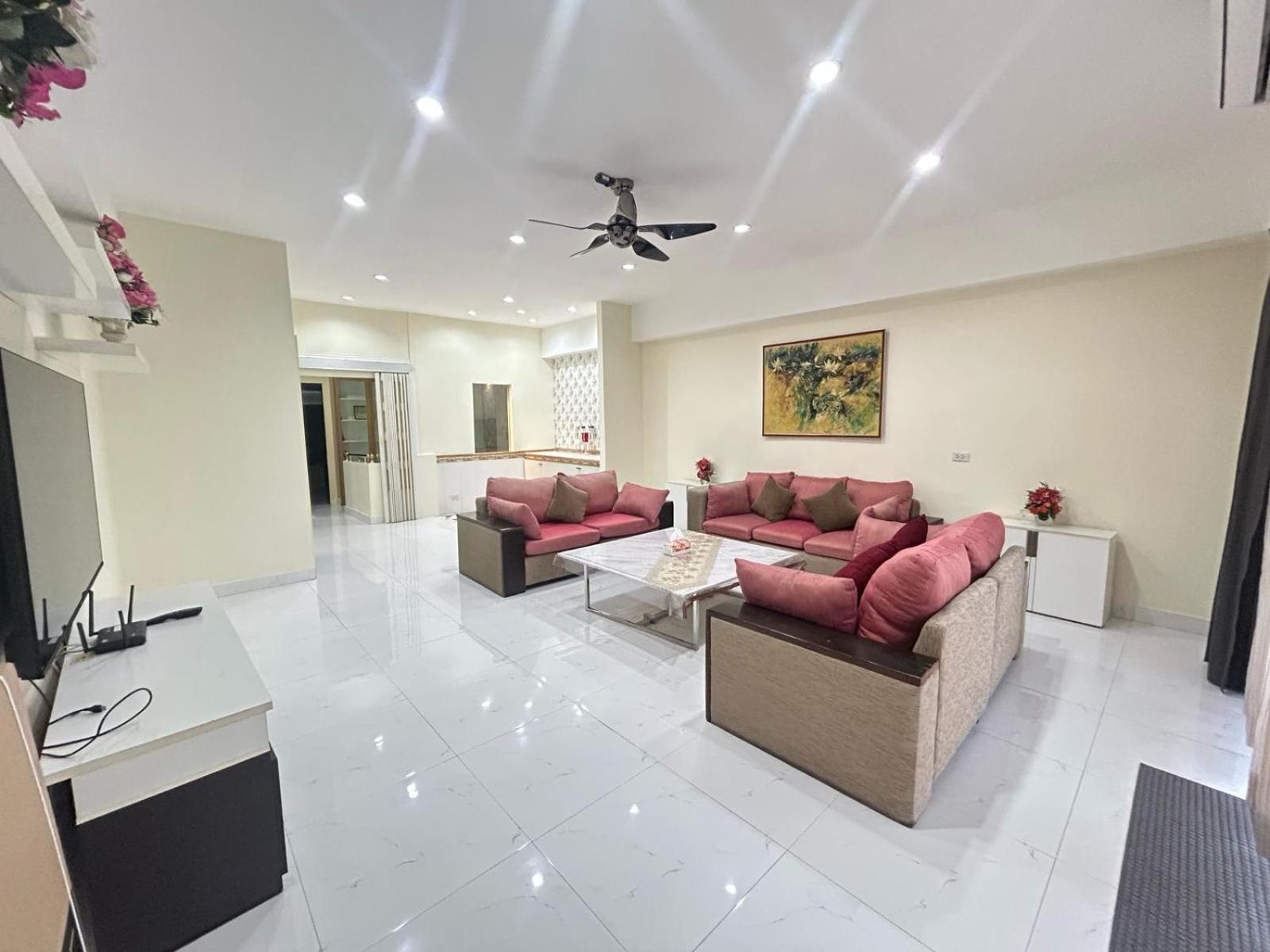 New 3 Bedroom Duplex - Bts Phra Khanong Apartment Bangkok