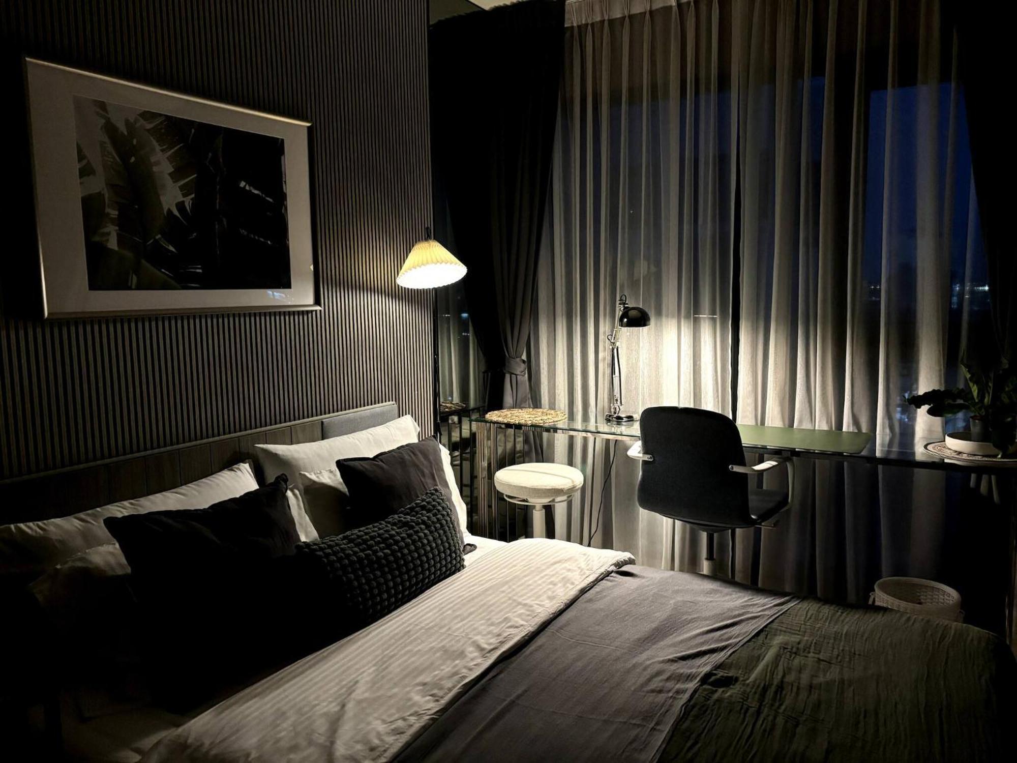 Oasis: 5 Min To Metro, Pool & Gym, Essentials