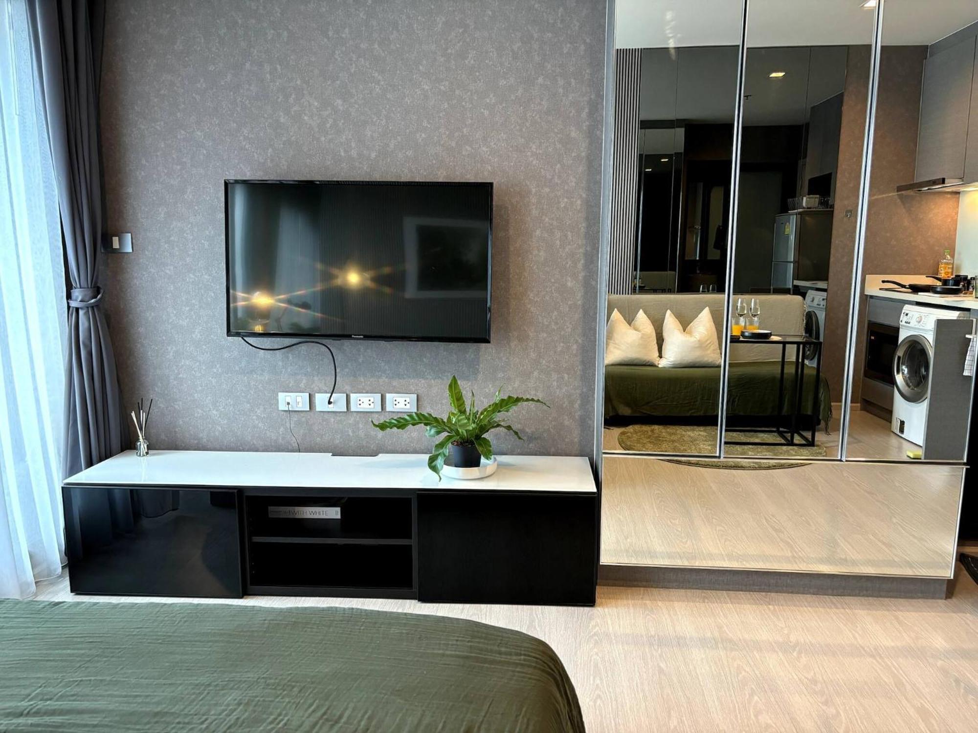 Oasis: 5 Min To Metro, Pool & Gym, Essentials Apartment Bangkok