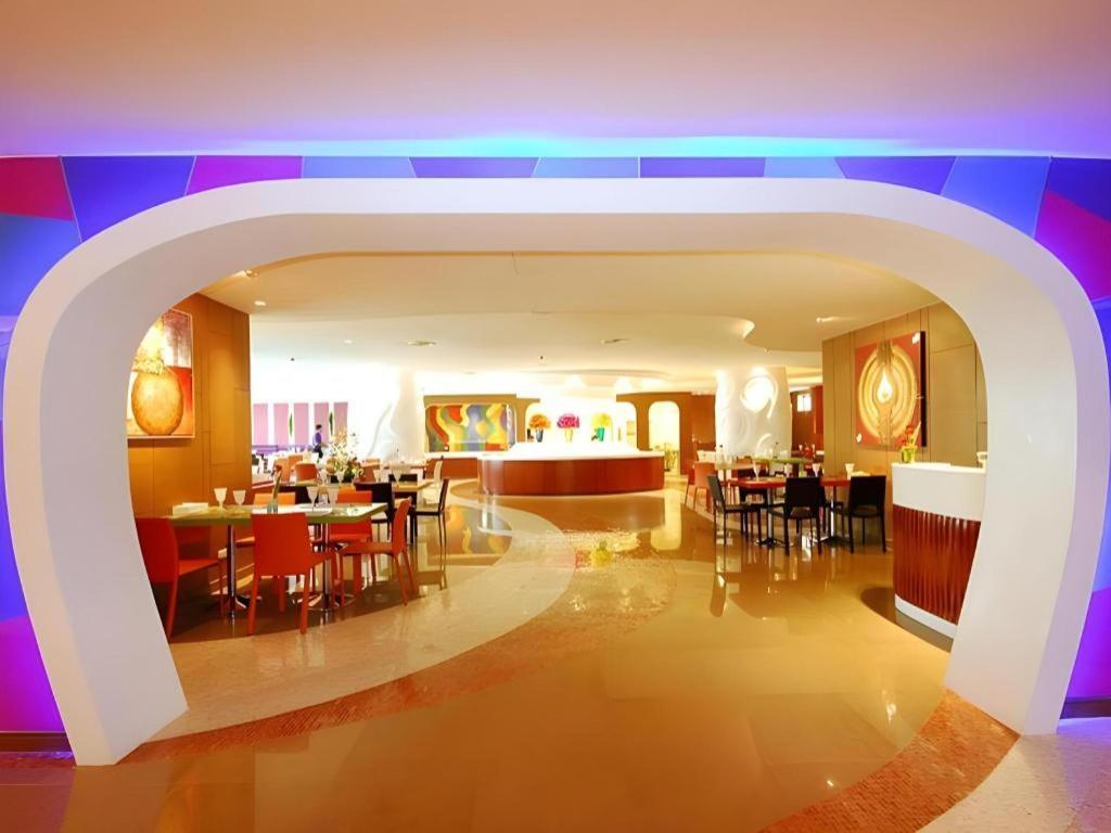 Hip Hotel