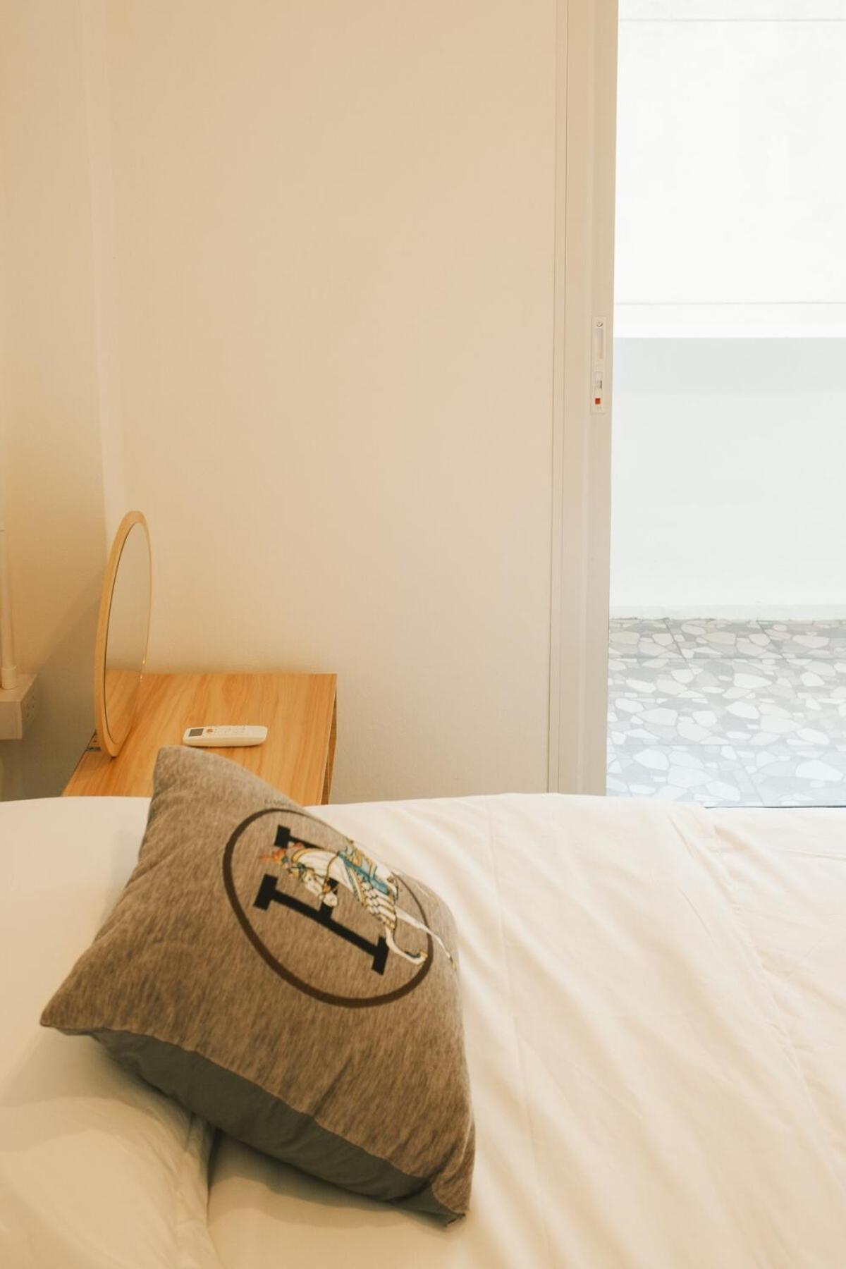 Center Newly Renovate 2br King Size Bed Apartment Bangkok