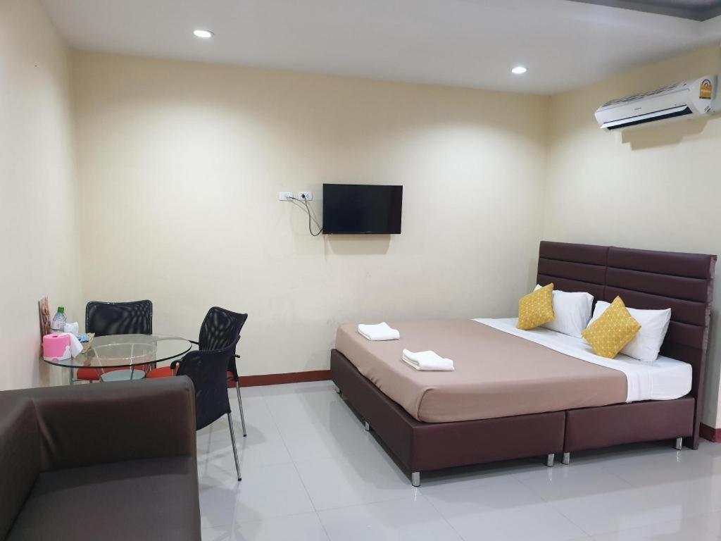 Friends House Resort
