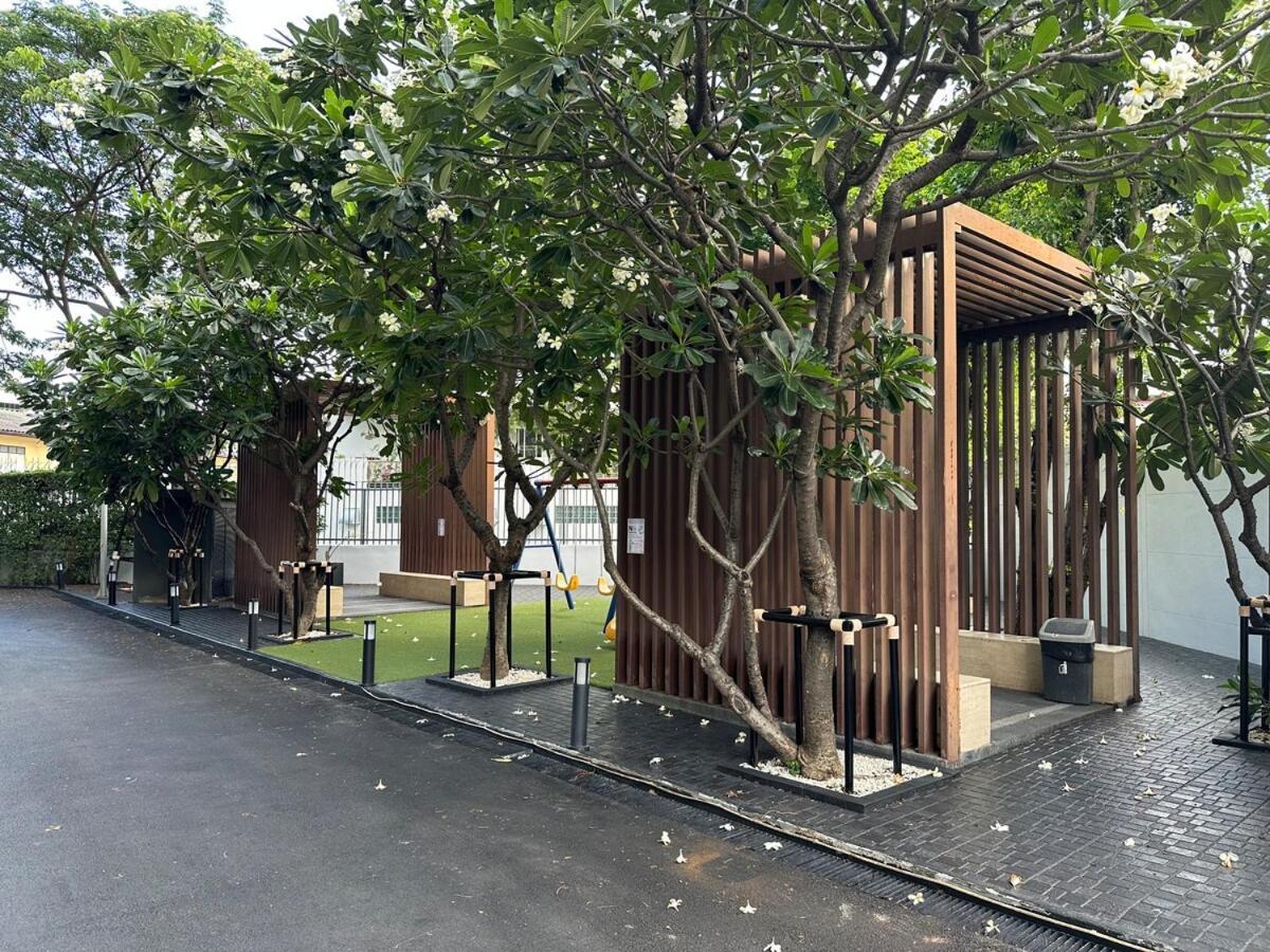 Condo, 3-min Walk To Bts, Sky Pool, Gym, Wifi, Self Check-in At Pickup Point Apartment Bangkok